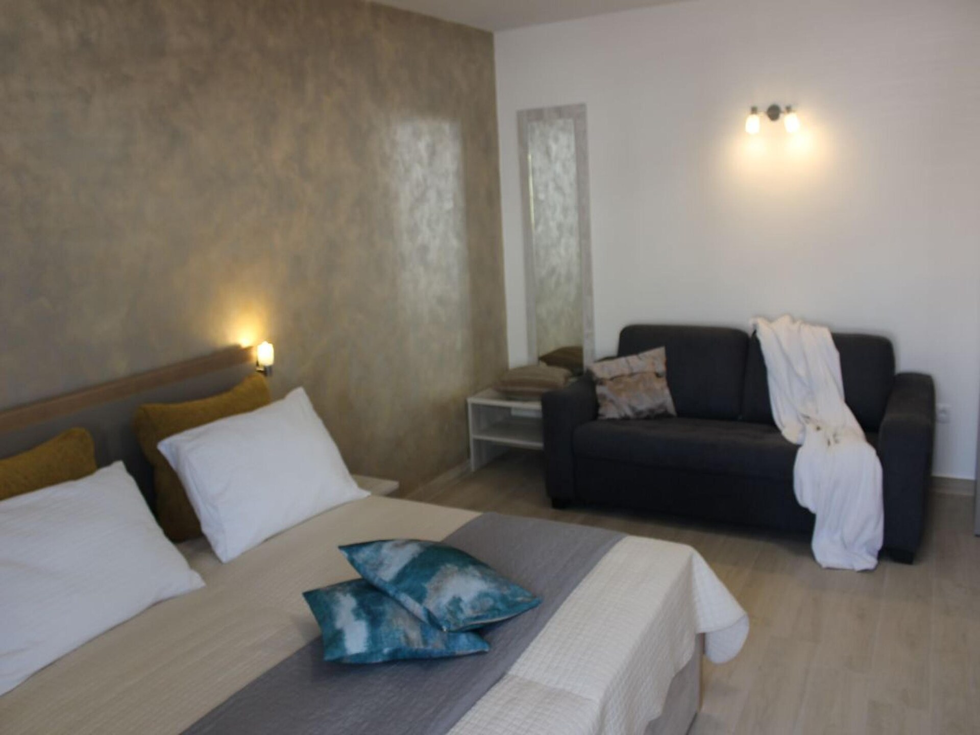 Suite 202 aan de haven van Stara Novalja met privéstrand en ontbijt - foto 11