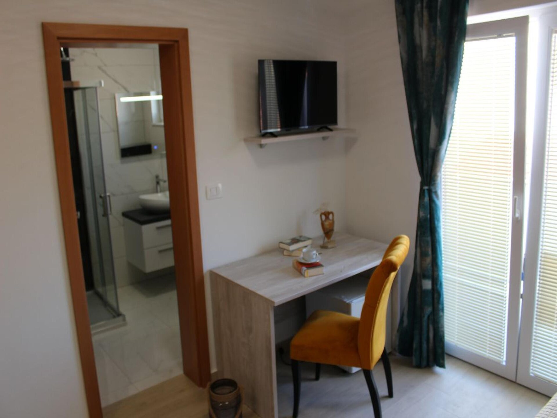 Suite 202 aan de haven van Stara Novalja met privéstrand en ontbijt - foto 16