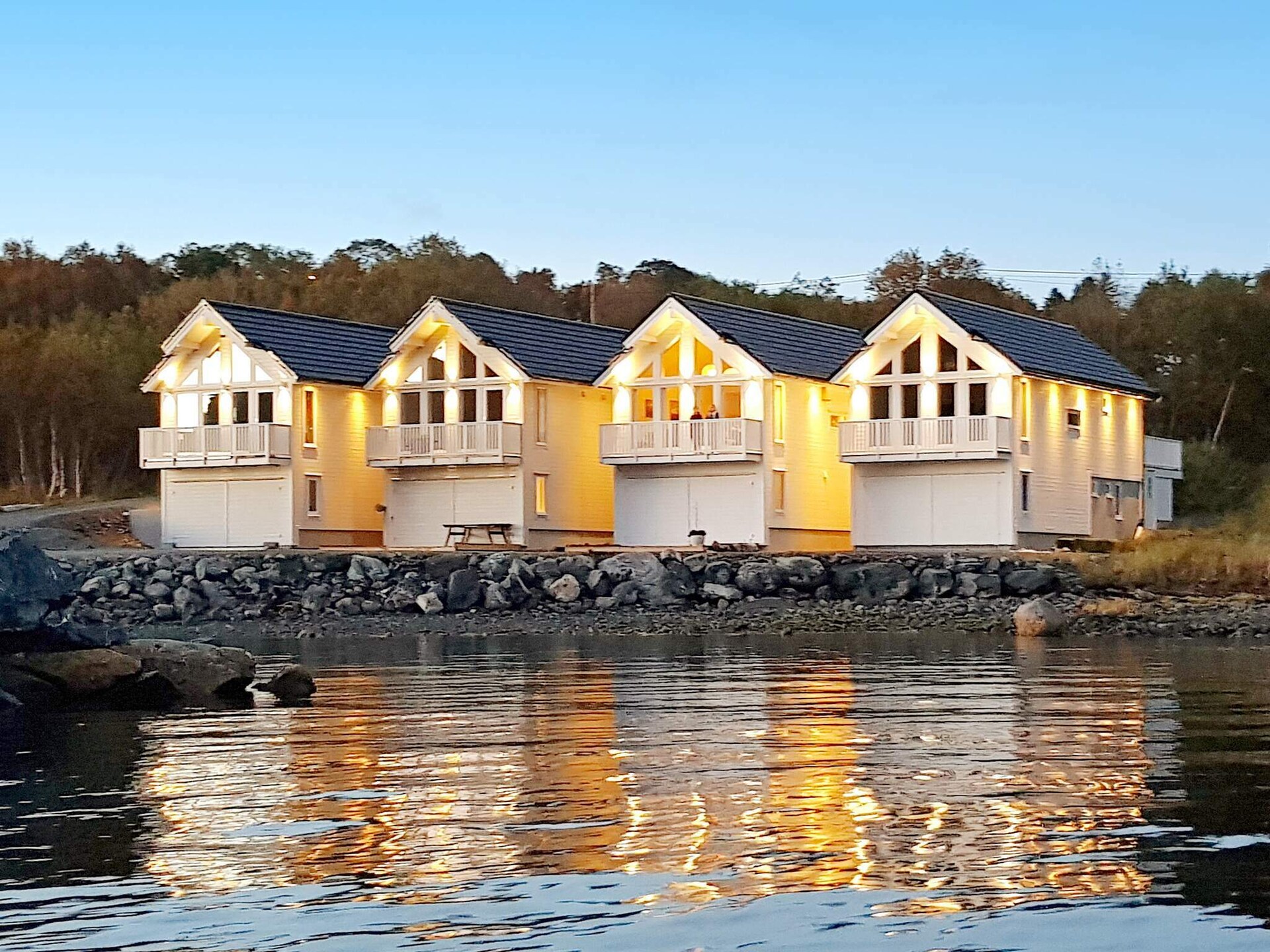 Licht vakantiehuis in Rorbu-stijl direct aan het water bij Brattvåg - foto 3