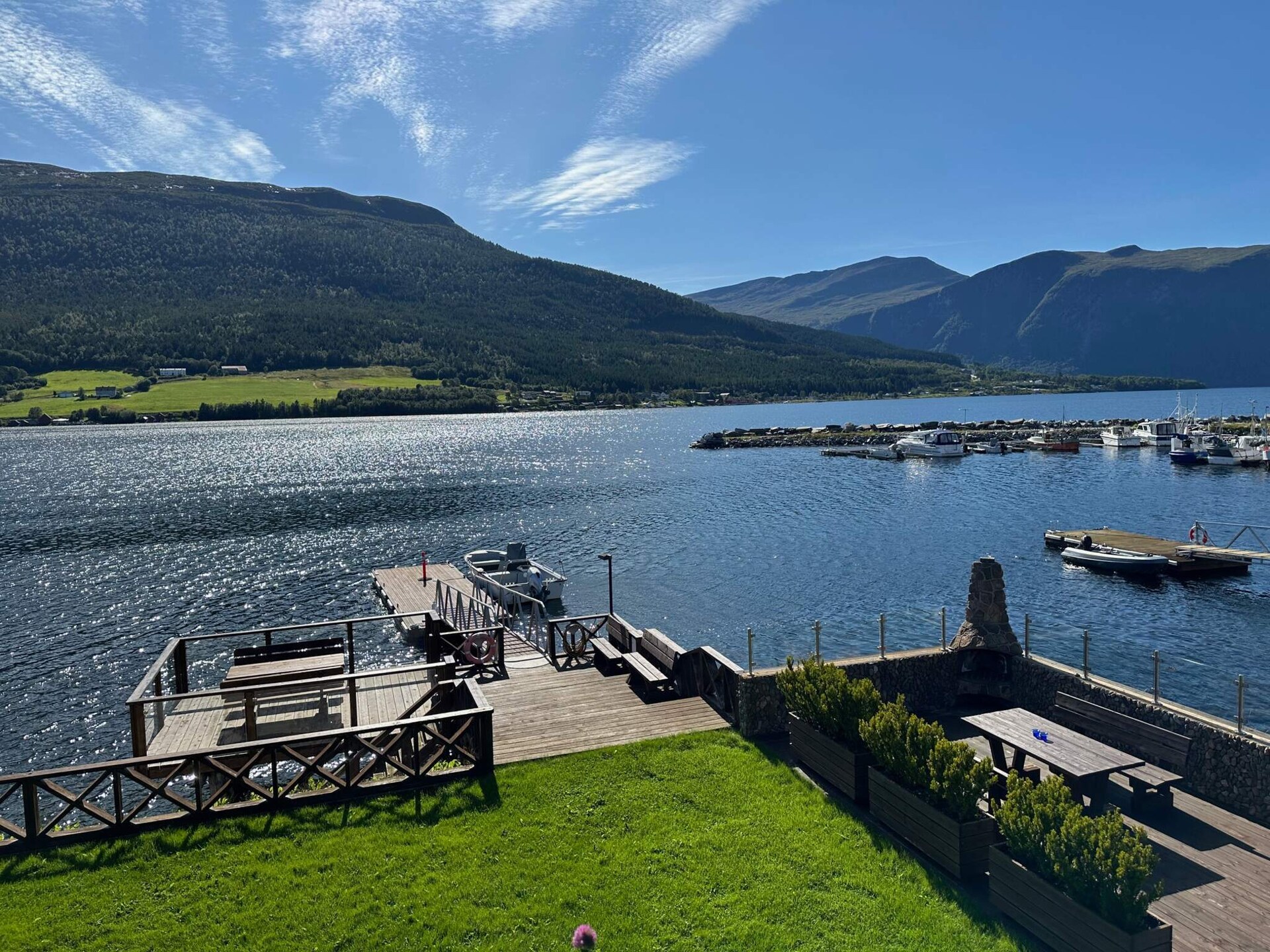 In het centrum van Eidsvåg: Ruim appartement direct aan de fjord - foto 1