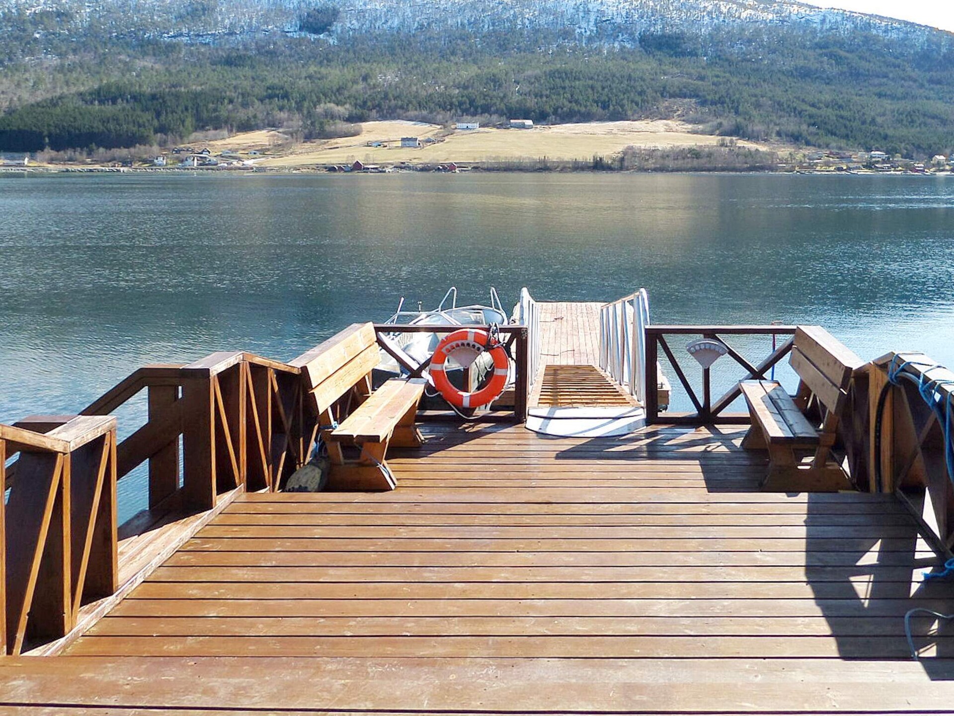 In het centrum van Eidsvåg: Ruim appartement direct aan de fjord - foto 9
