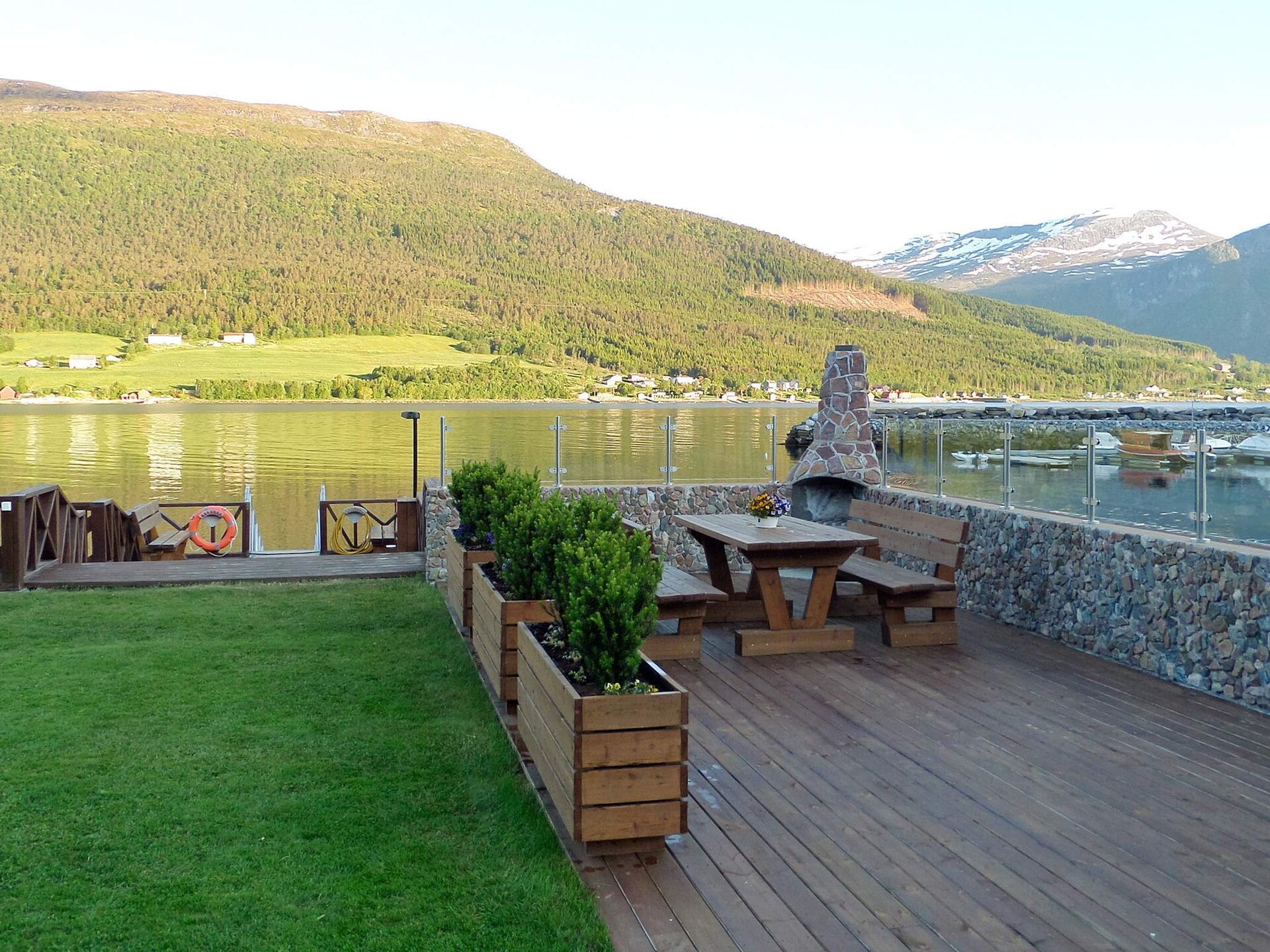 In het centrum van Eidsvåg: Ruim appartement direct aan de fjord - foto 10