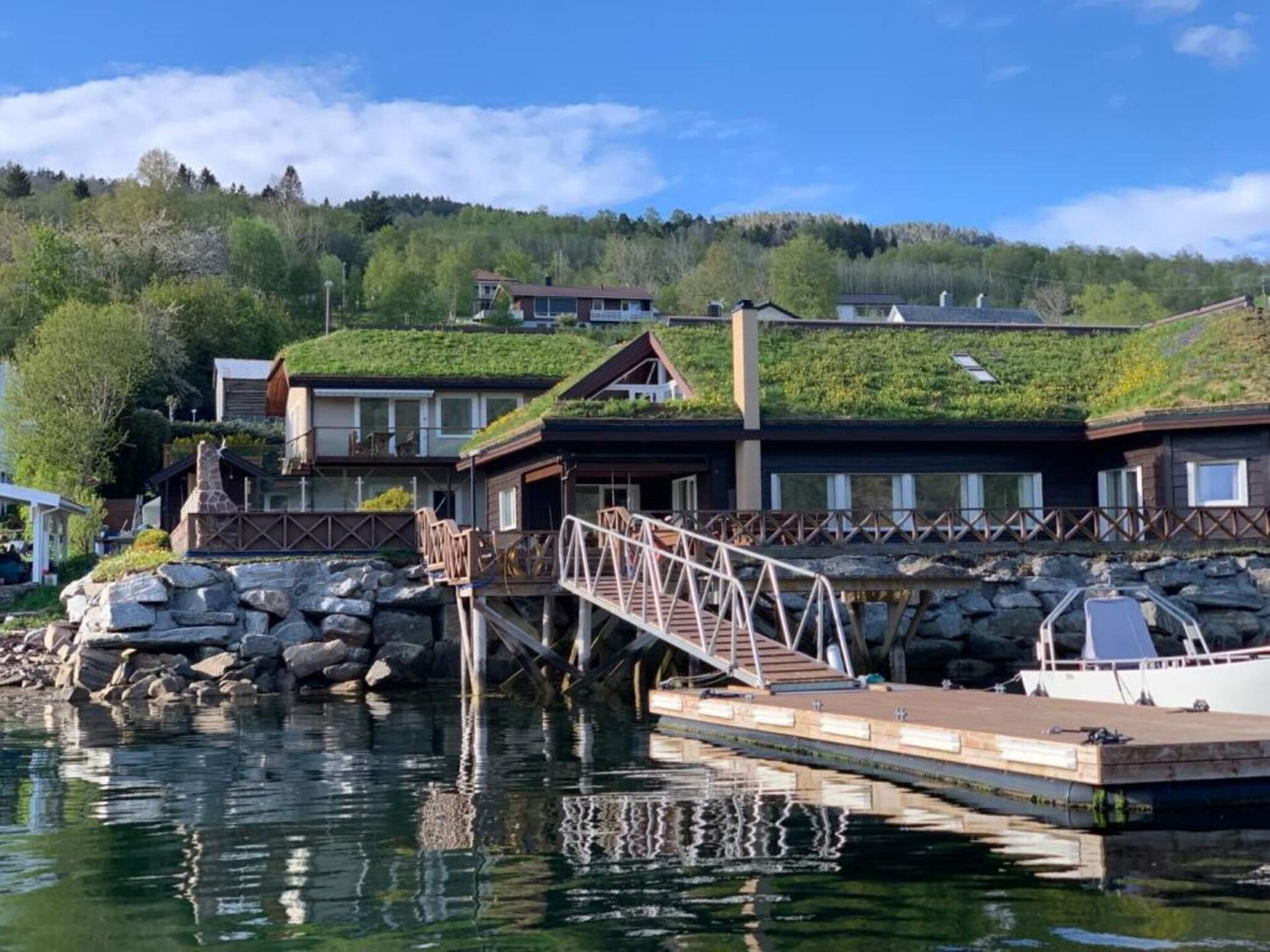 In het centrum van Eidsvåg: Ruim appartement direct aan de fjord - foto 12