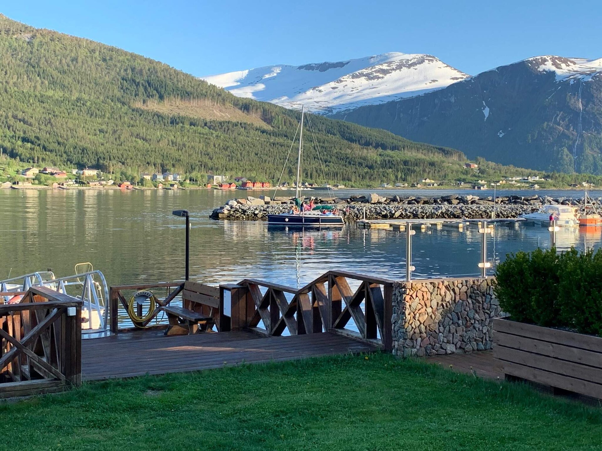 In het centrum van Eidsvåg: Ruim appartement direct aan de fjord - foto 14
