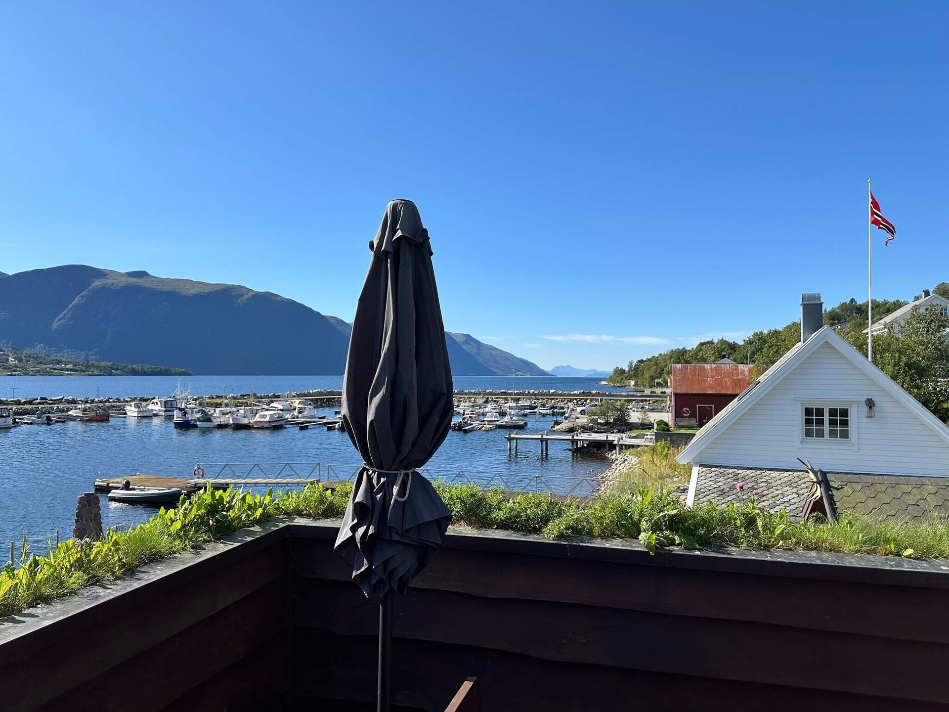 In het centrum van Eidsvåg: Ruim appartement direct aan de fjord - foto 17