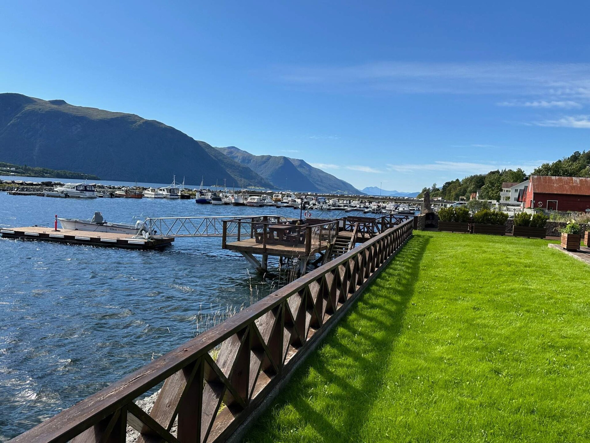 In het centrum van Eidsvåg: Ruim appartement direct aan de fjord - foto 47