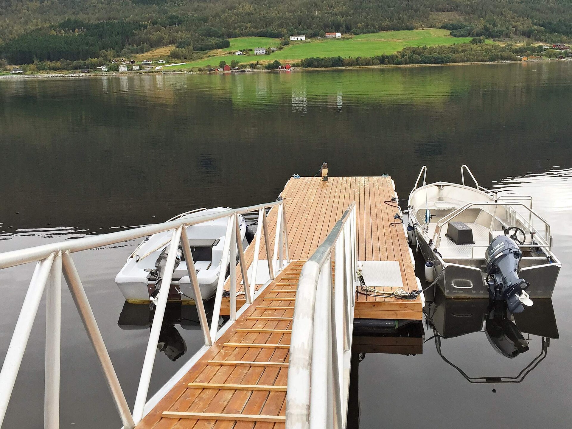 In het centrum van Eidsvåg: Ruim appartement direct aan de fjord - foto 50