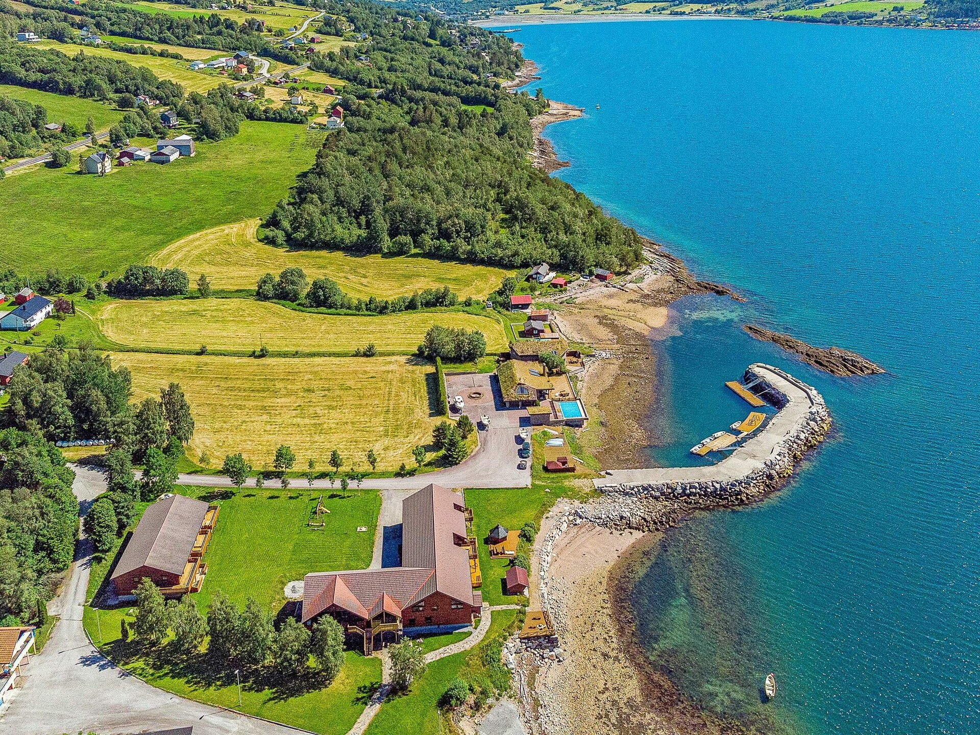 Appartement met fjordzicht, zwembad en vismogelijkheden in Eidsvåg - foto 14