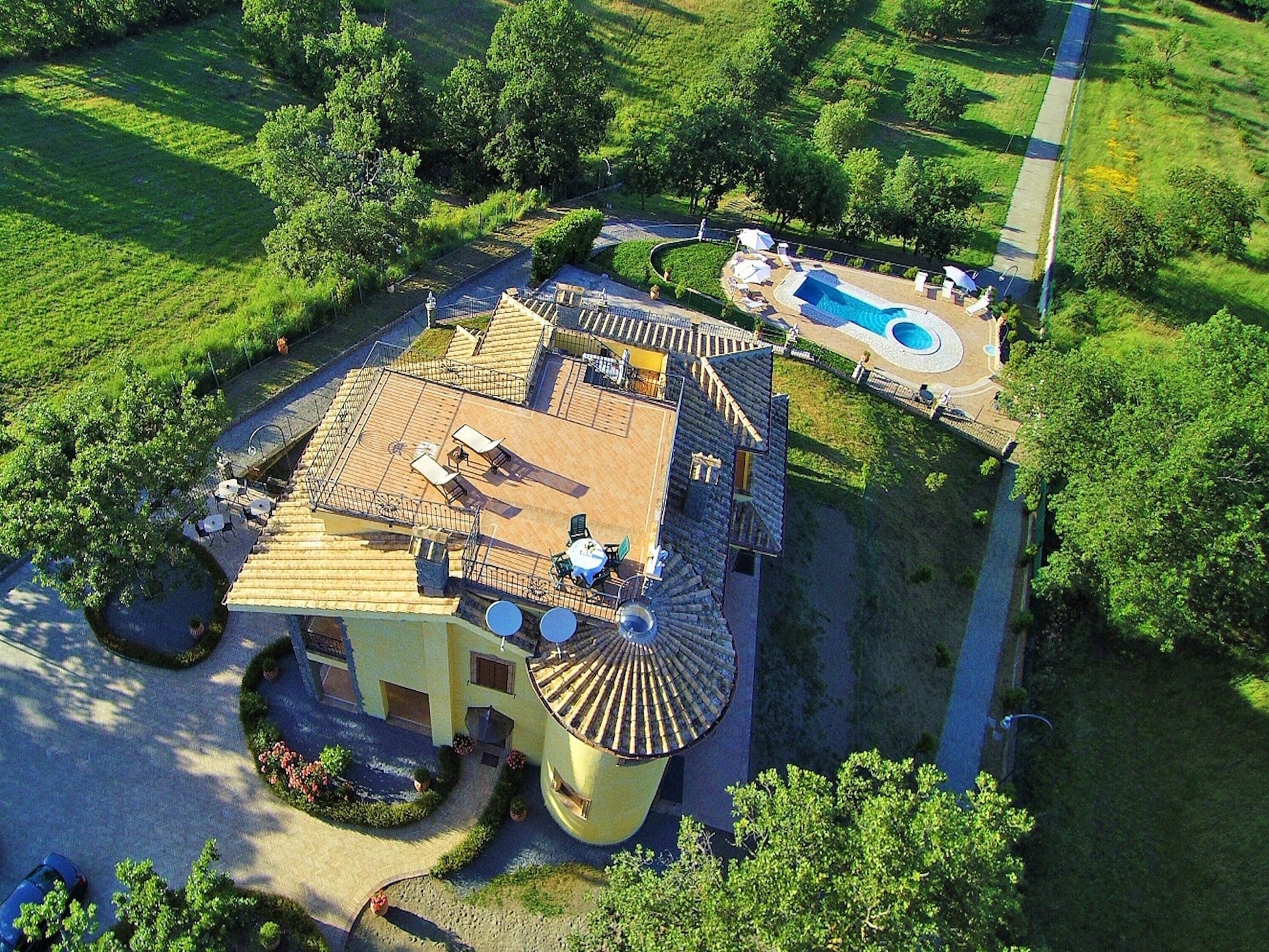 Ruime villa met privézwembad en jacuzzi voor 16 personen bij het Meer van Bolsena - foto 2