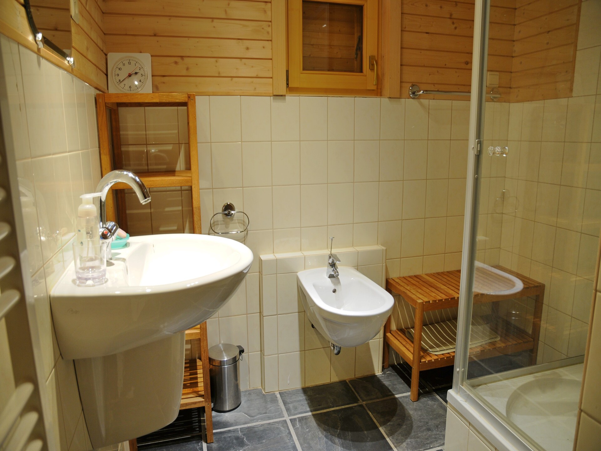 12-persoons chalet met houtkachel en speeltuin in Bomal-Sur-Ourthe - foto 16