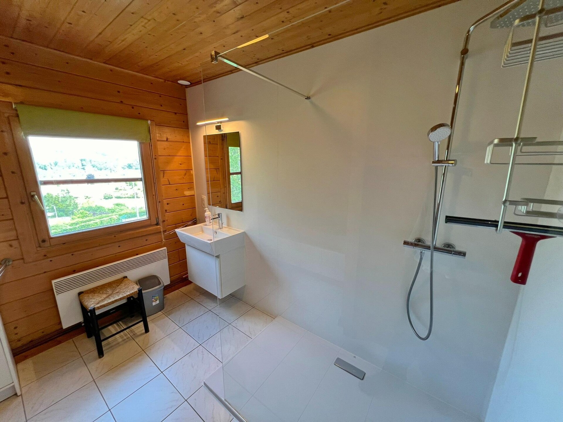 Ruim rolstoeltoegankelijk chalet voor 10 personen met uitzicht over het Ourthedal - foto 14