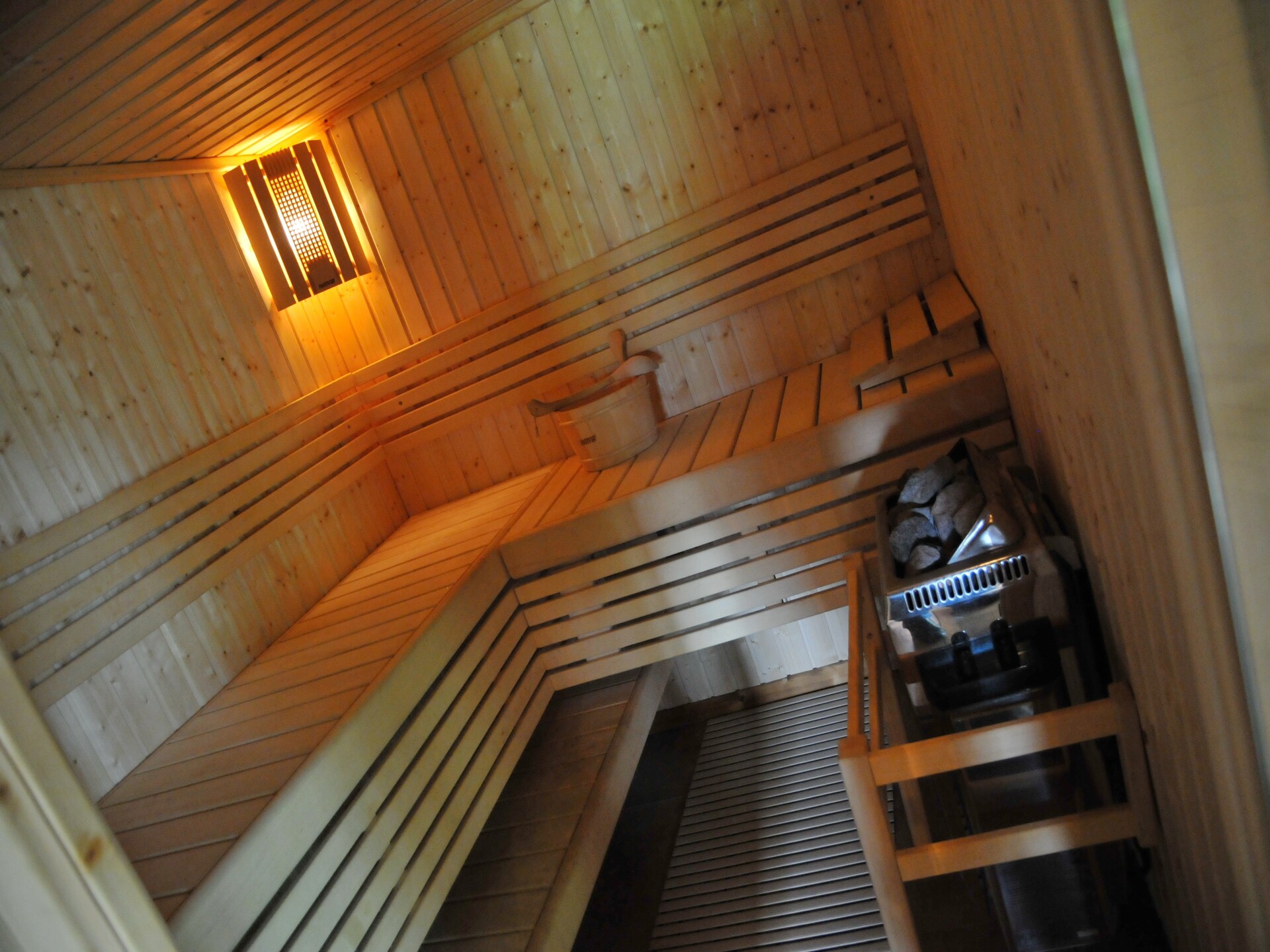 9-persoons bungalow met sauna en haard in Hour - foto 14