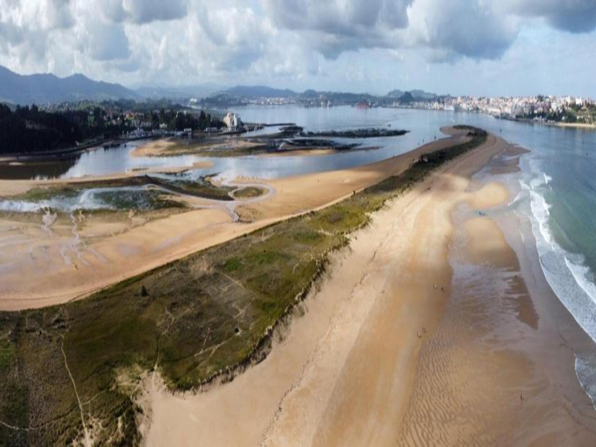 Ruim vakantiehuis met 4 slaapkamers, tuin en bubbelbad nabij Santander - foto 35