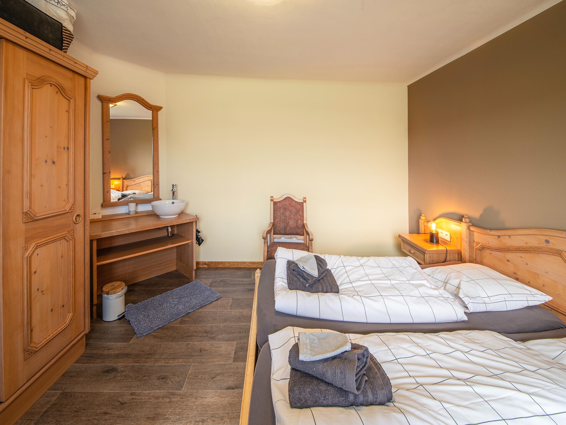 Privézwembad bij gerenoveerde boerderij voor 14 personen in Bastogne - foto 4