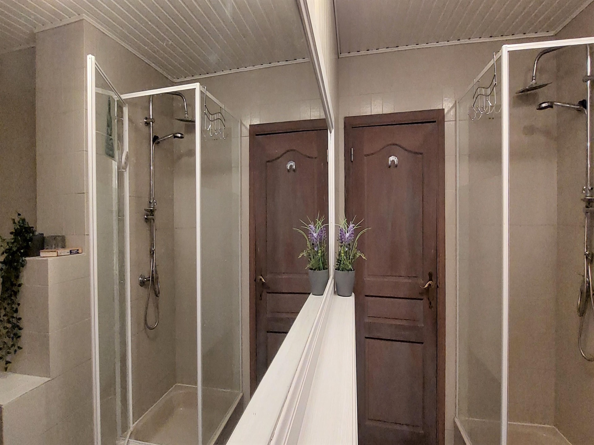 10-persoons vakantiehuis met themakamers en avontuurlijke tuin in La Reid - foto 6