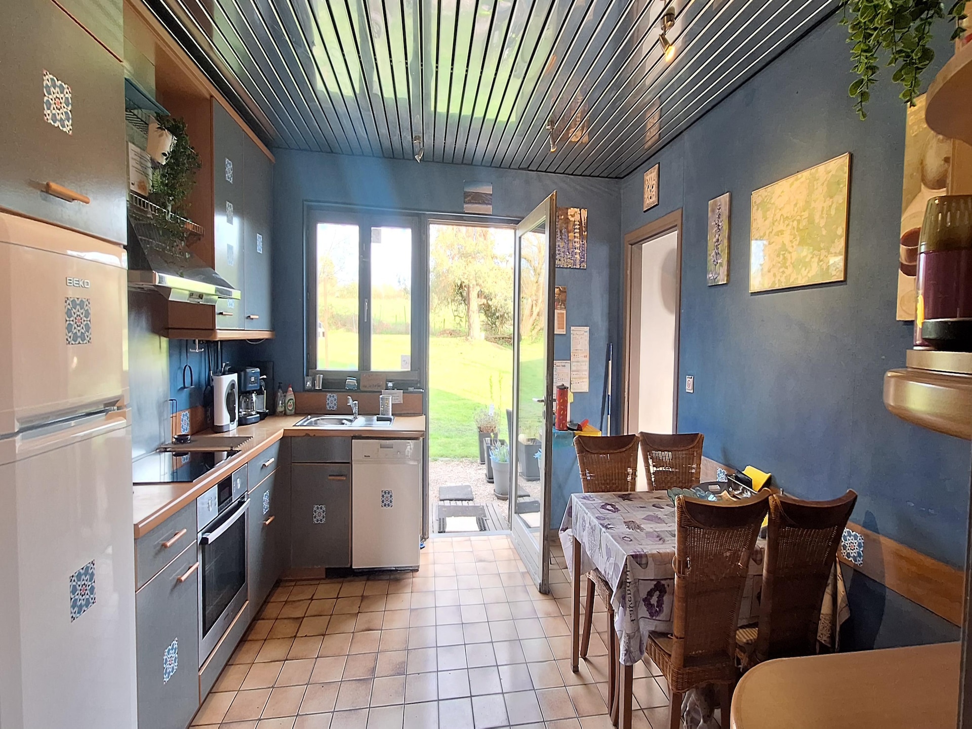 10-persoons vakantiehuis met themakamers en avontuurlijke tuin in La Reid - foto 4