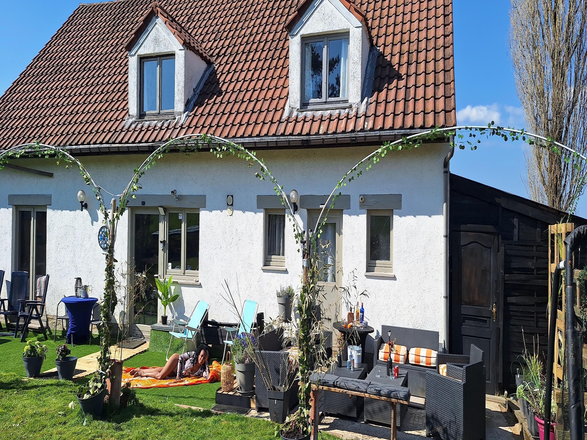 10-persoons vakantiehuis met themakamers en avontuurlijke tuin in La Reid - foto 21