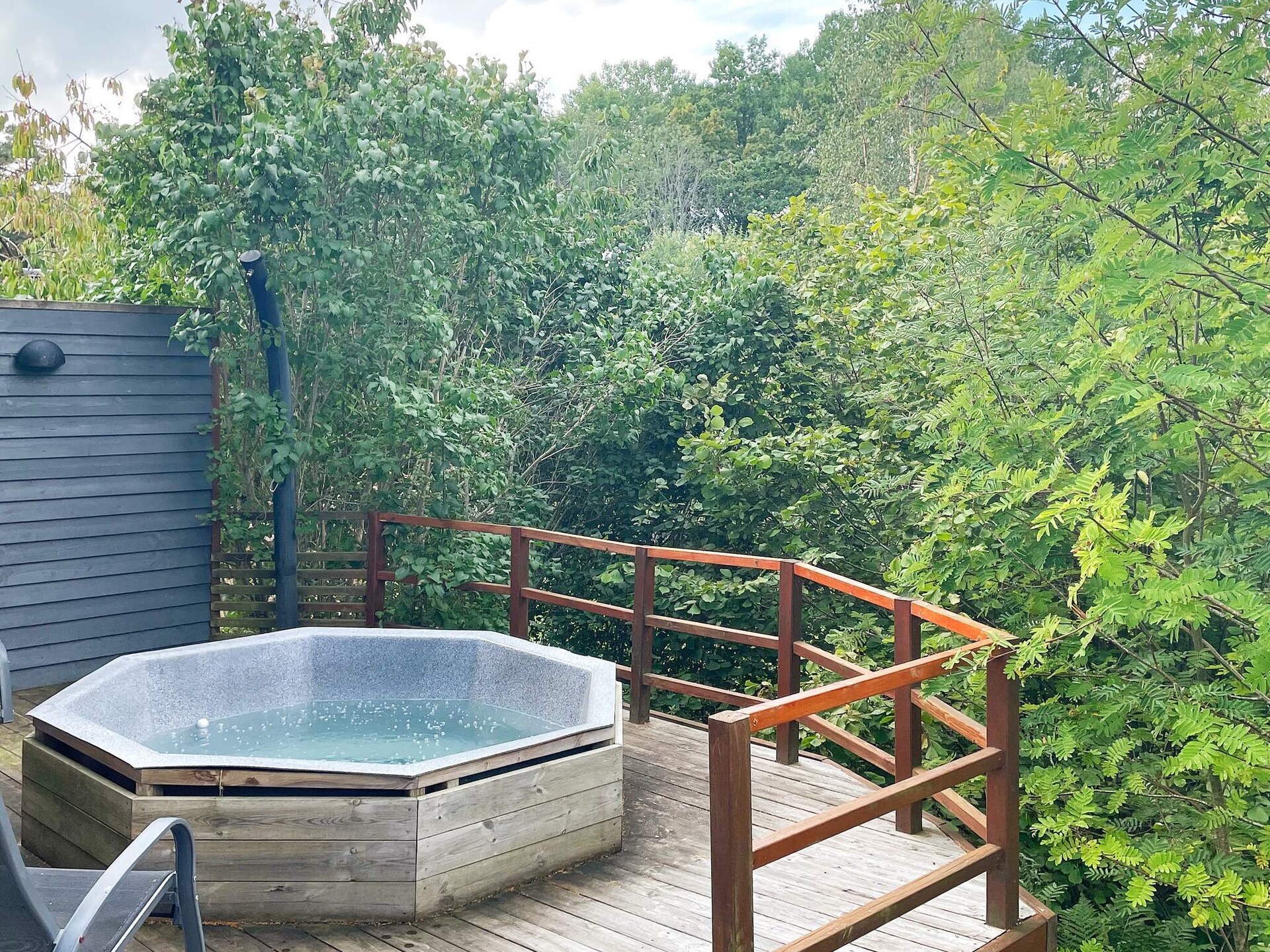 Sfeervolle stuga met hottub en uitzicht op meer Ören bij Gränna - foto 2