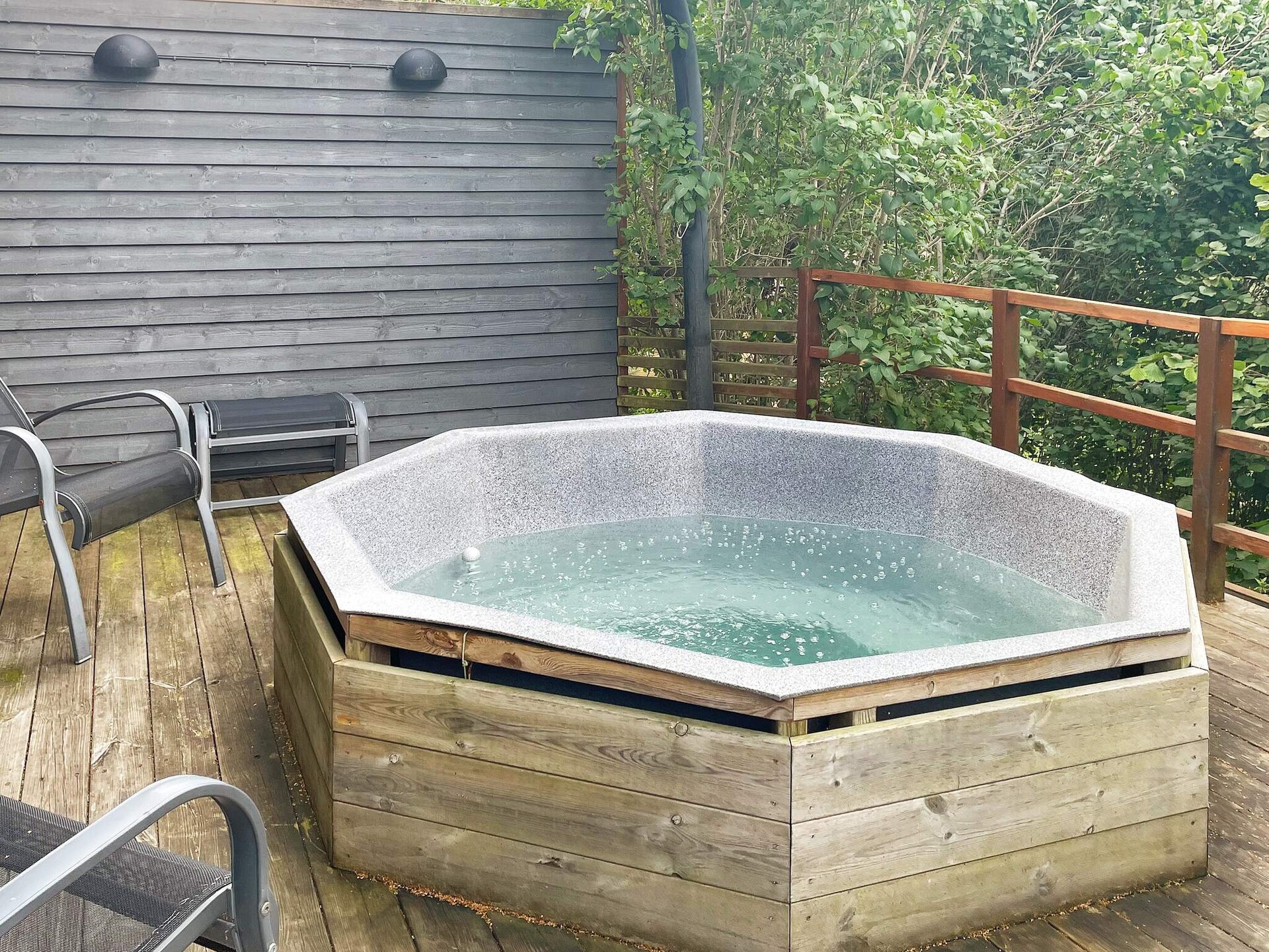 Sfeervolle stuga met hottub en uitzicht op meer Ören bij Gränna - foto 8