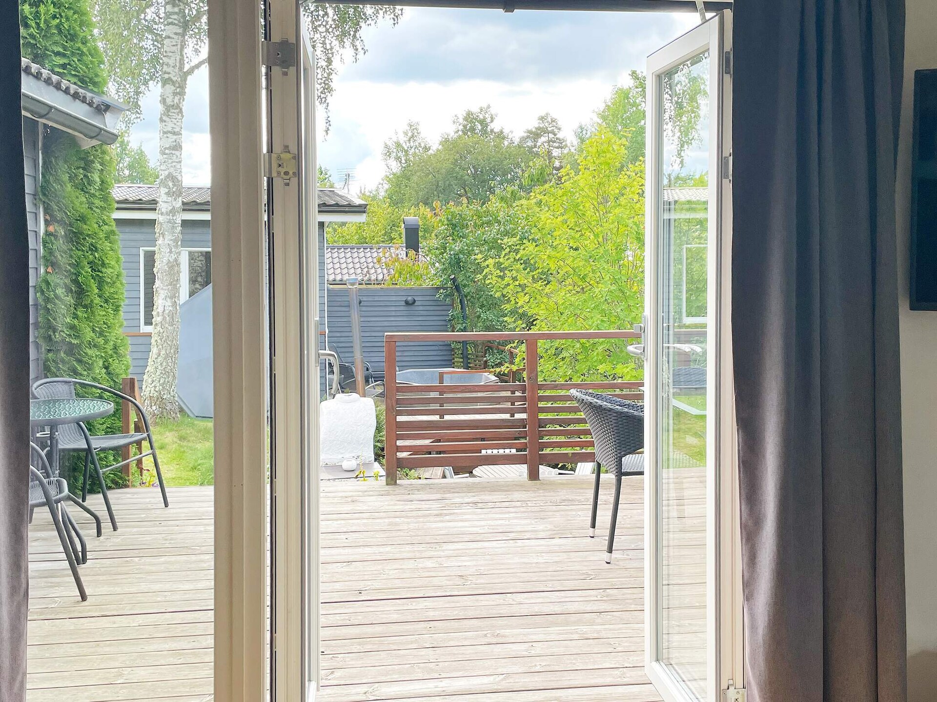 Sfeervolle stuga met hottub en uitzicht op meer Ören bij Gränna - foto 15