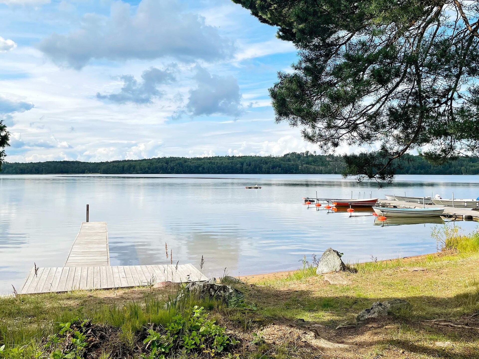 Sfeervolle stuga met hottub en uitzicht op meer Ören bij Gränna - foto 25