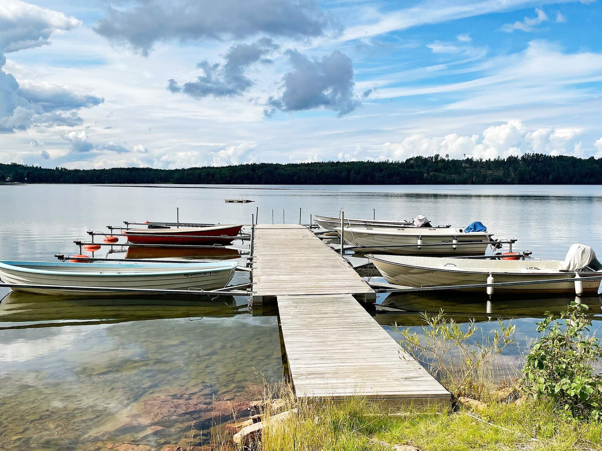 Sfeervolle stuga met hottub en uitzicht op meer Ören bij Gränna - foto 28