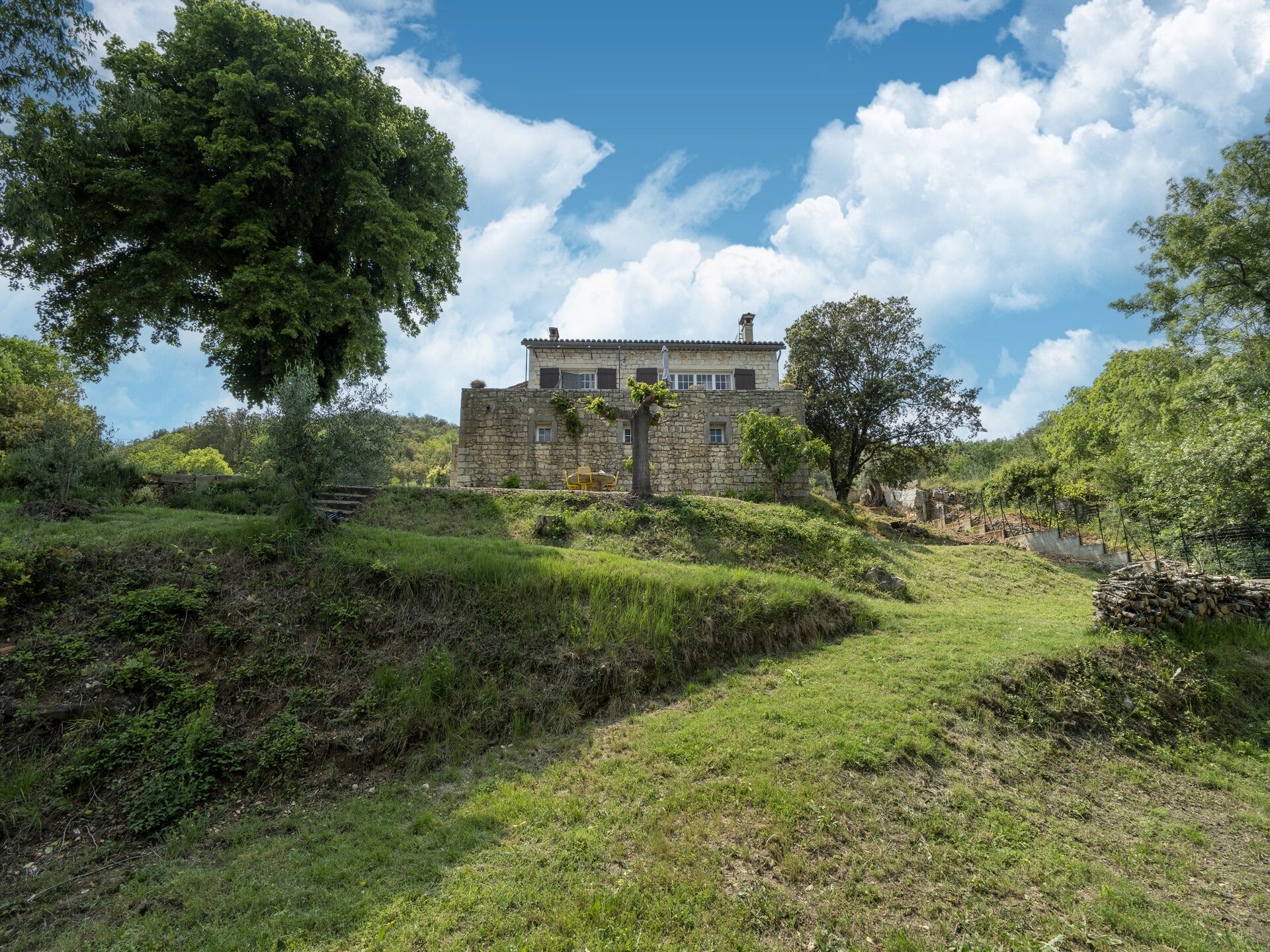 Vrijstaand vakantiehuis met riviertuin en uitzicht op lavendel in Montclus - foto 27