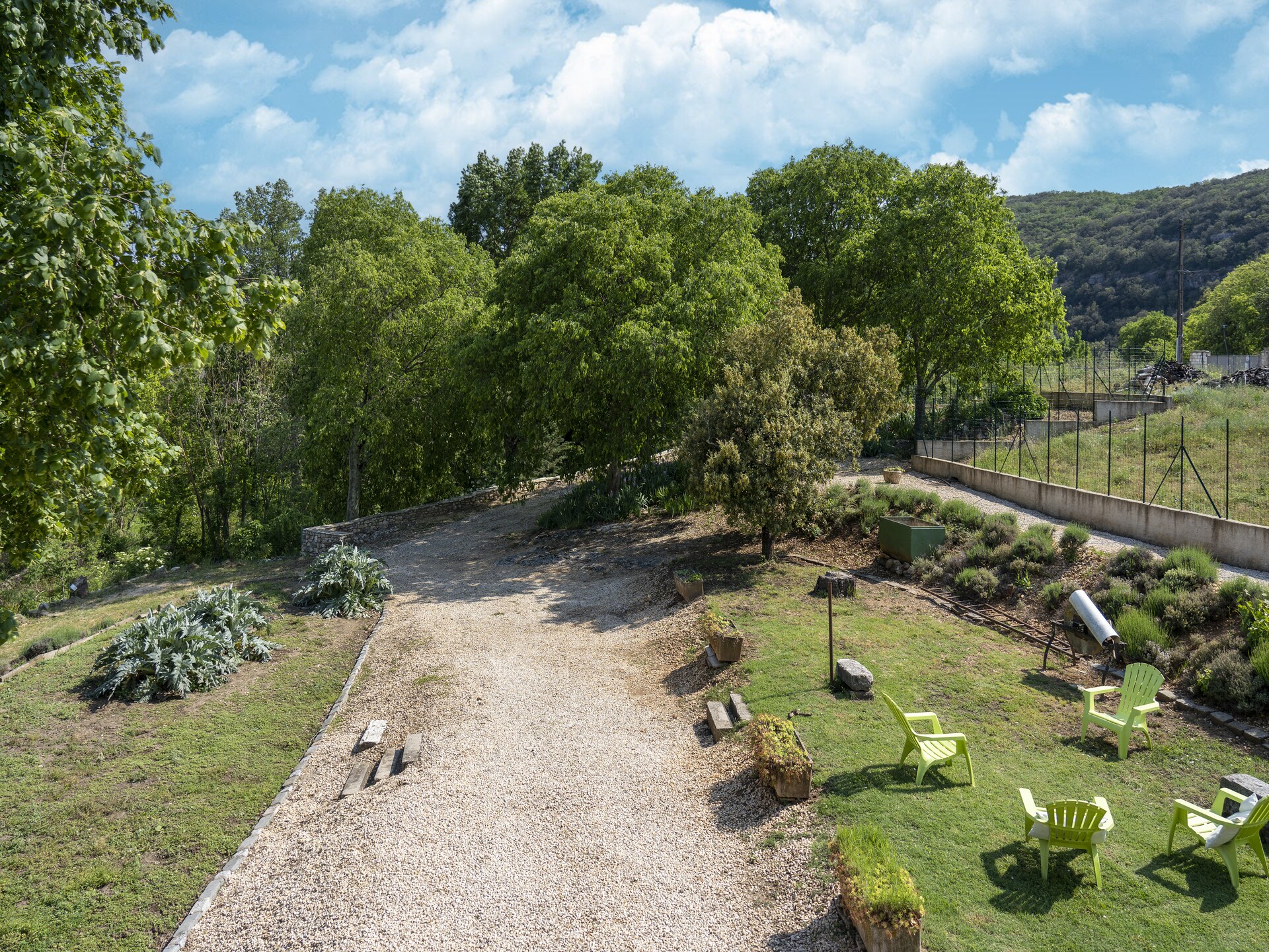 Vrijstaand vakantiehuis met riviertuin en uitzicht op lavendel in Montclus - foto 28