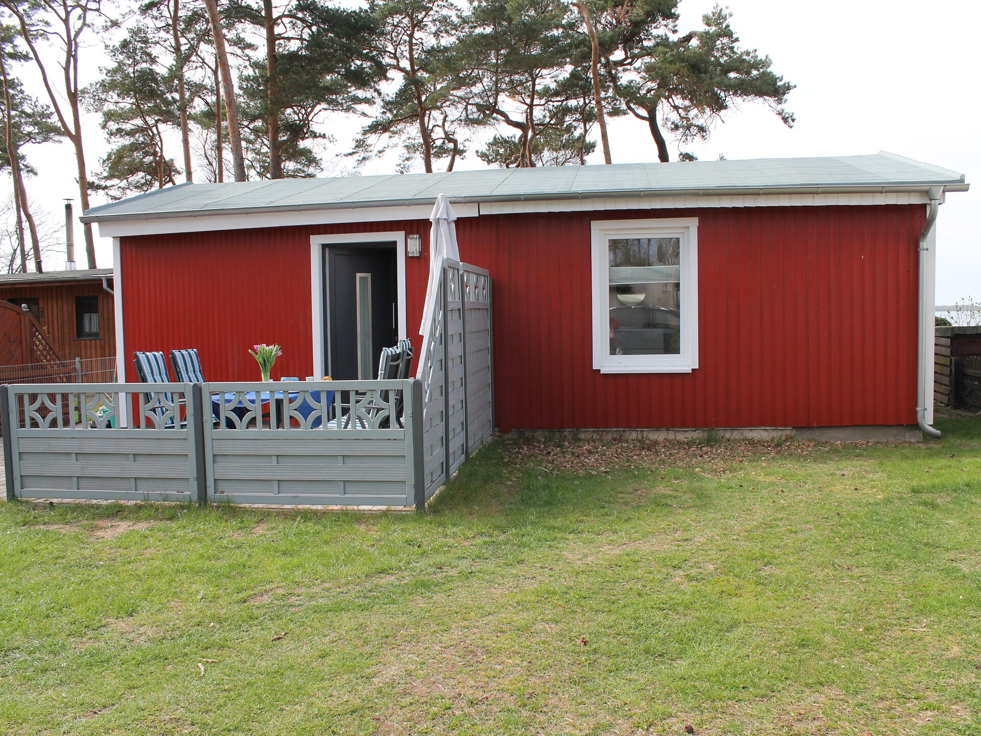 Vrijstaande bungalow direct aan het meer, 20 meter van het strand - foto 1