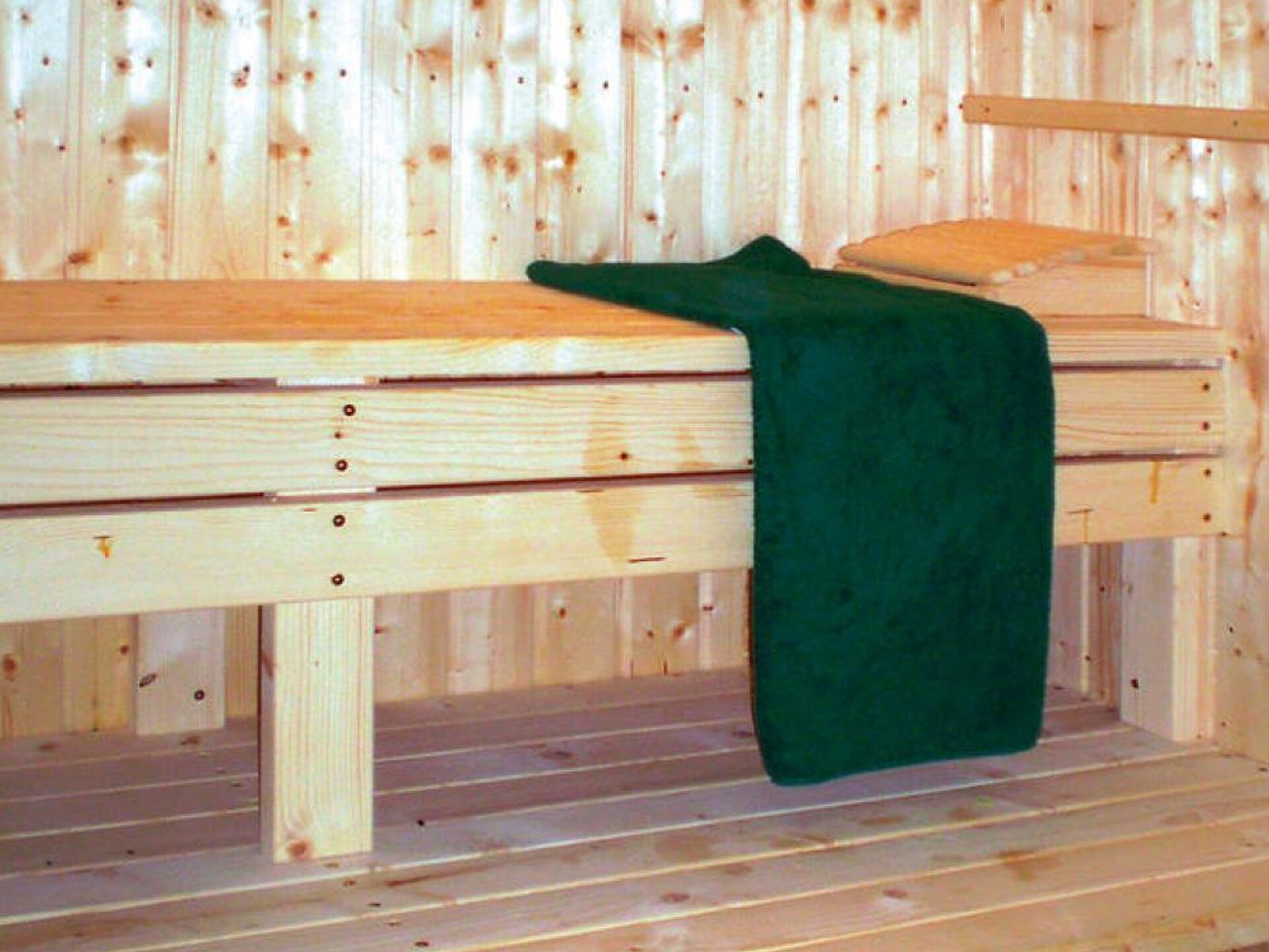 Bosrijk vakantiehuis met sauna en uitzicht op het meer in Łyśniewo Sierakowickie - foto 5