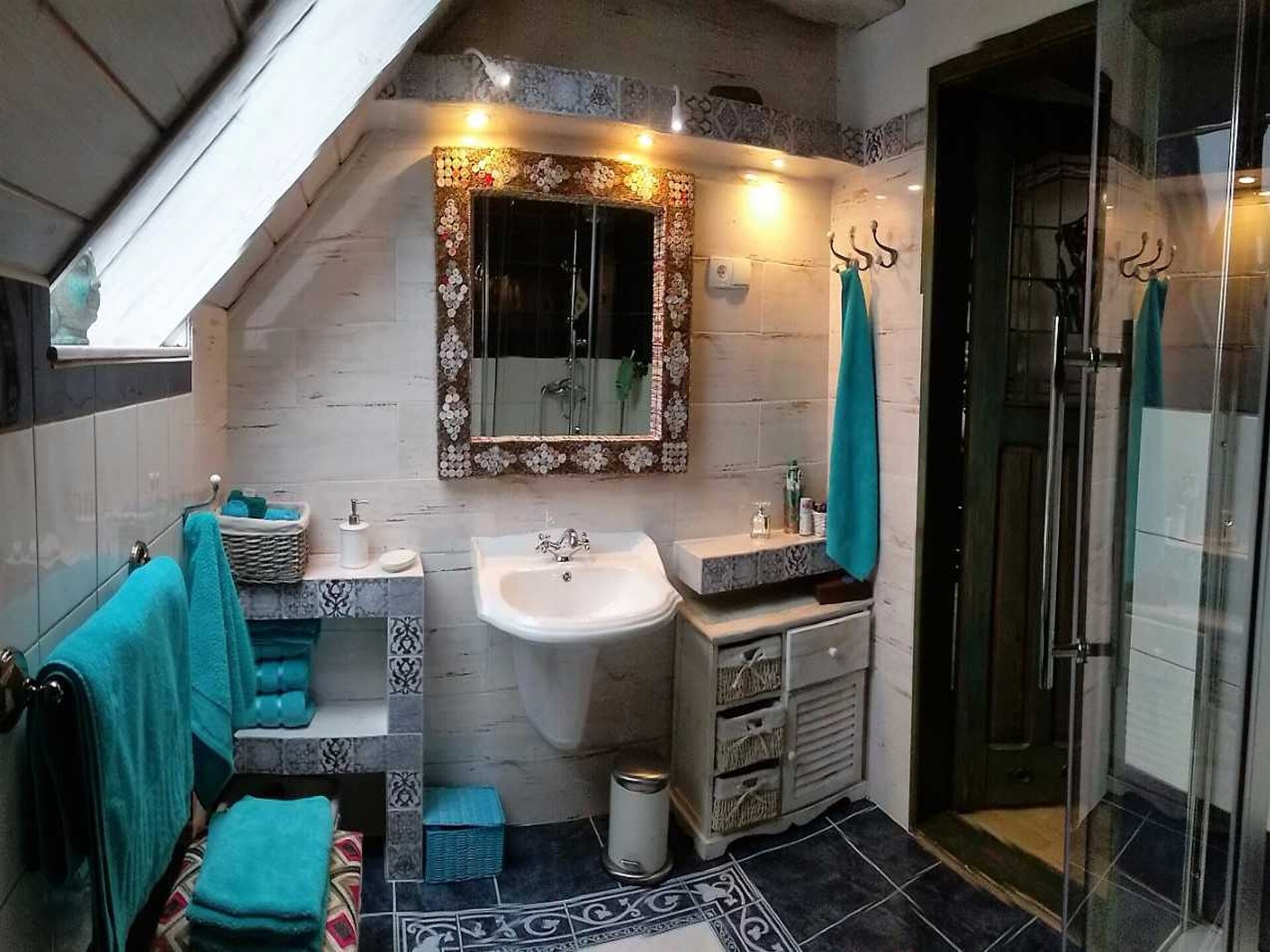 Bosrijk vakantiehuis met sauna en uitzicht op het meer in Łyśniewo Sierakowickie - foto 16
