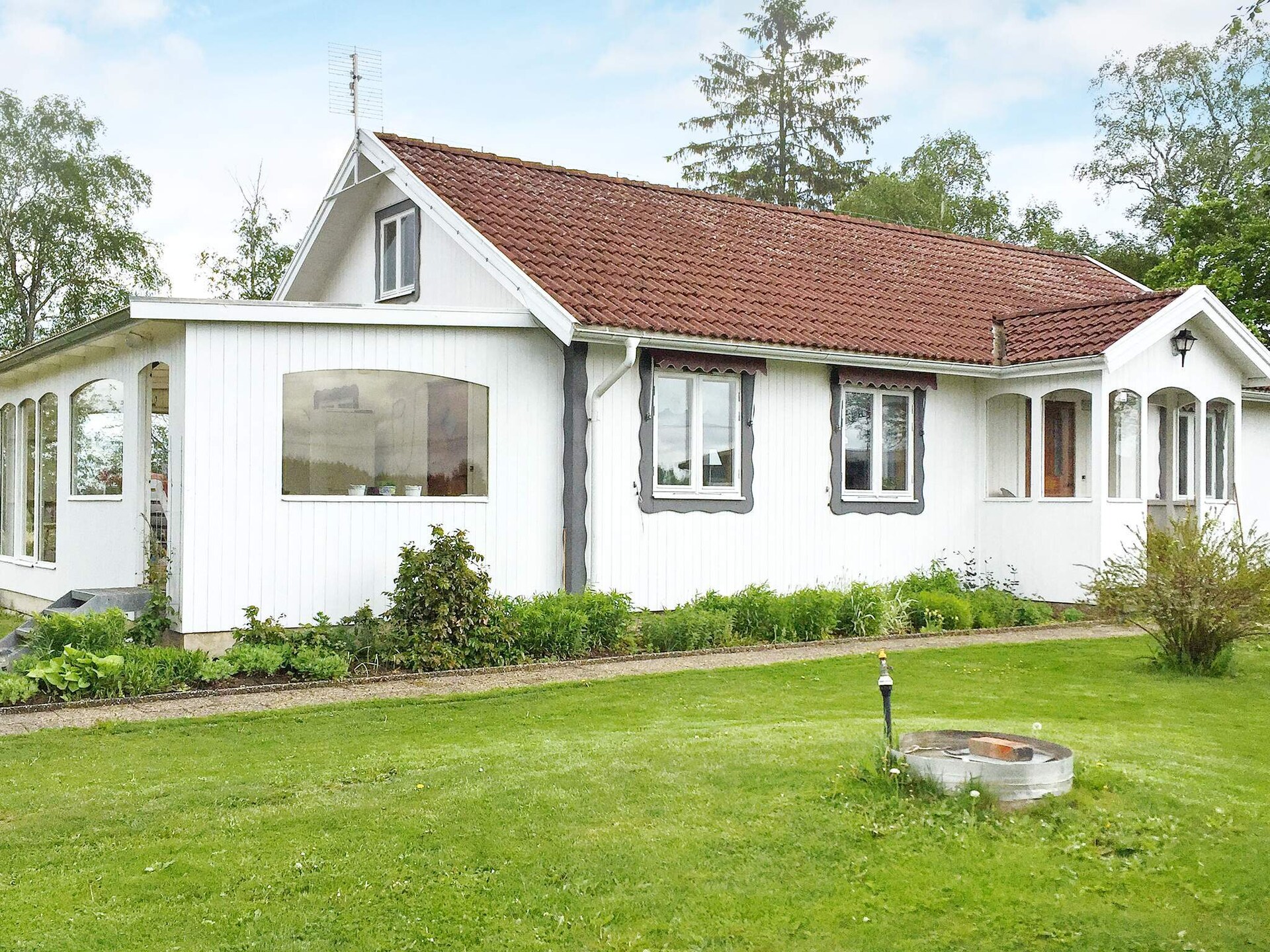 Vrijstaand vakantiehuis op Varaslätten met weids uitzicht en veranda - foto 1