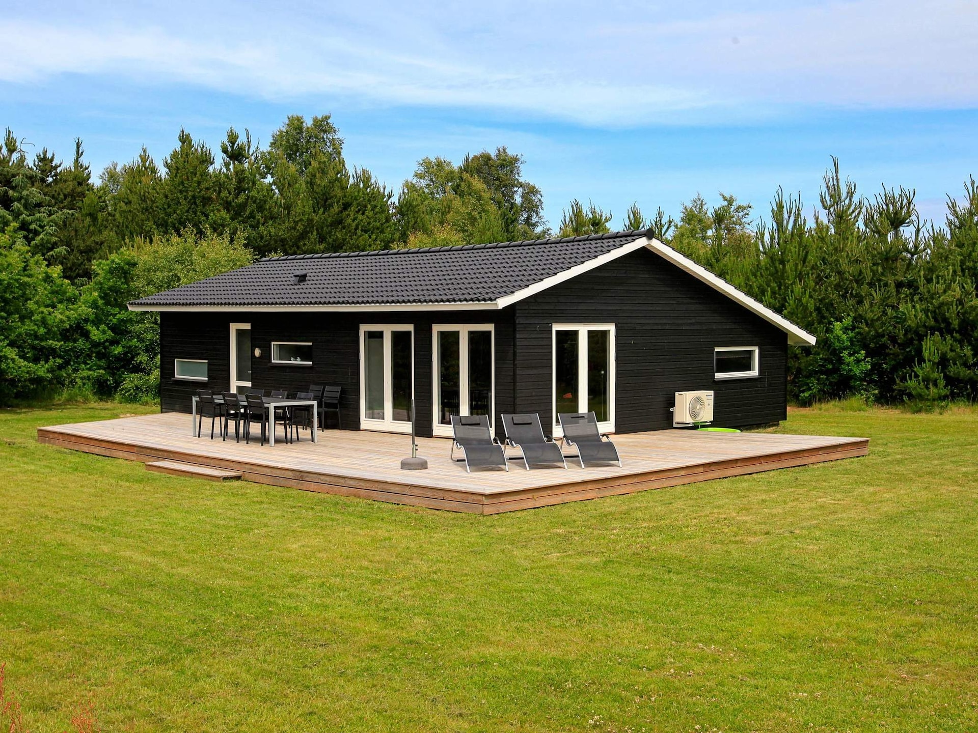 Op 500 m van zee: Scandinavisch vakantiehuis in Strandby - foto 1