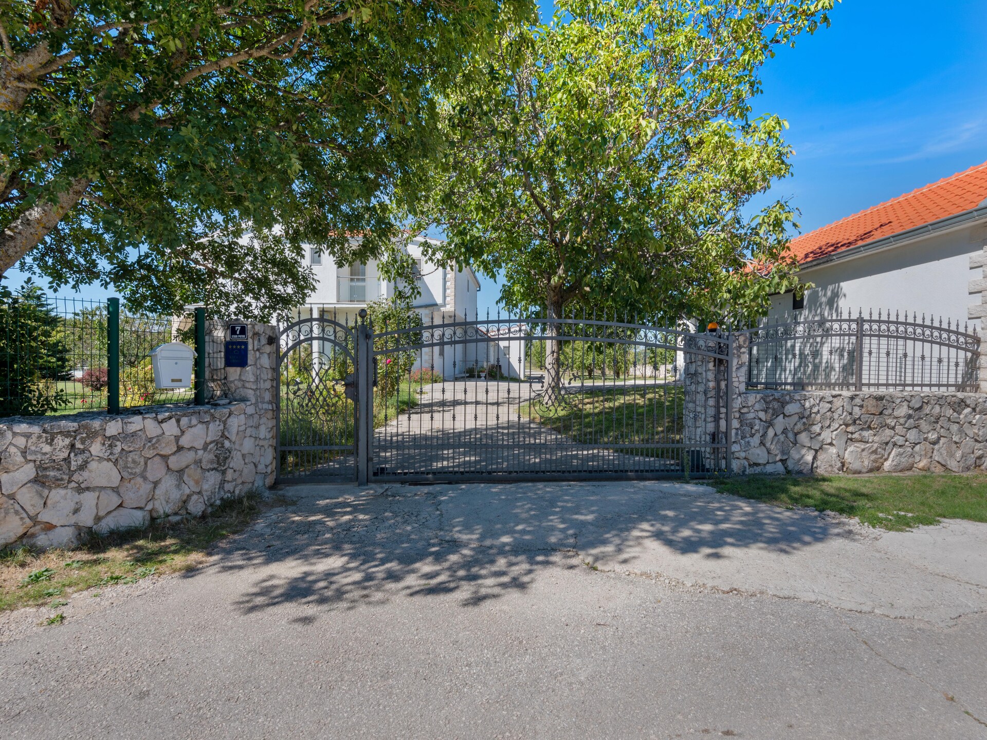 Ruim vakantiehuis voor 12 personen met privézwembad in de bossen van Neoric - foto 7