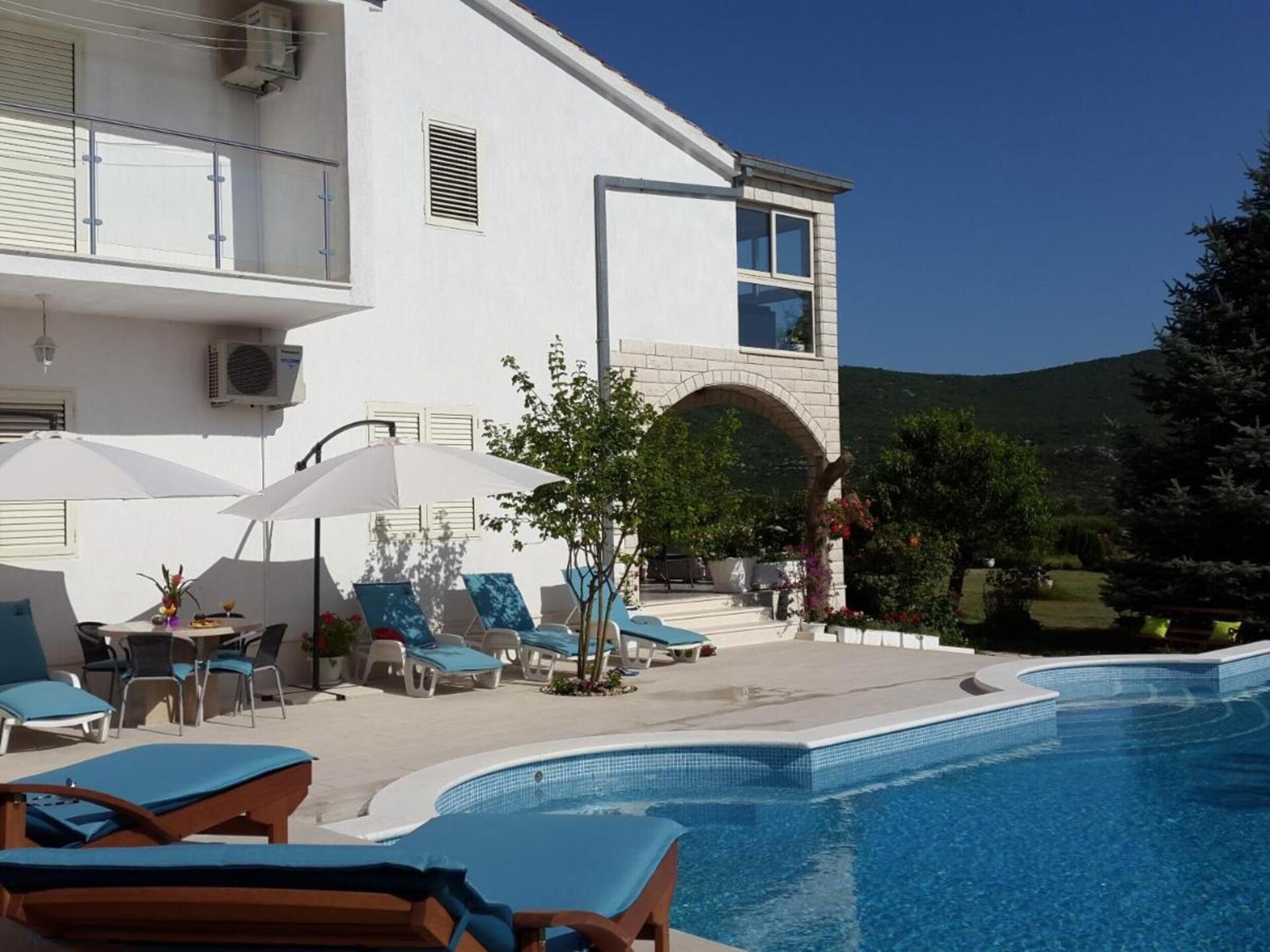 Ruim vakantiehuis voor 12 personen met privézwembad in de bossen van Neoric - foto 40