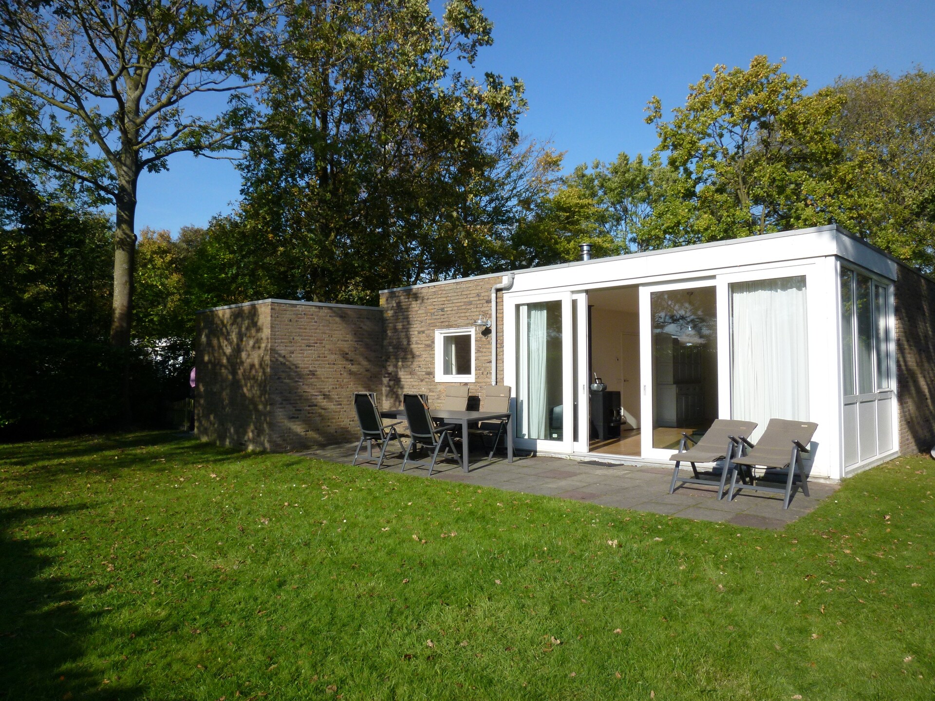 Vrijstaande familiebungalow aan Veerse Meer met houtkachel en grote tuin - foto 6