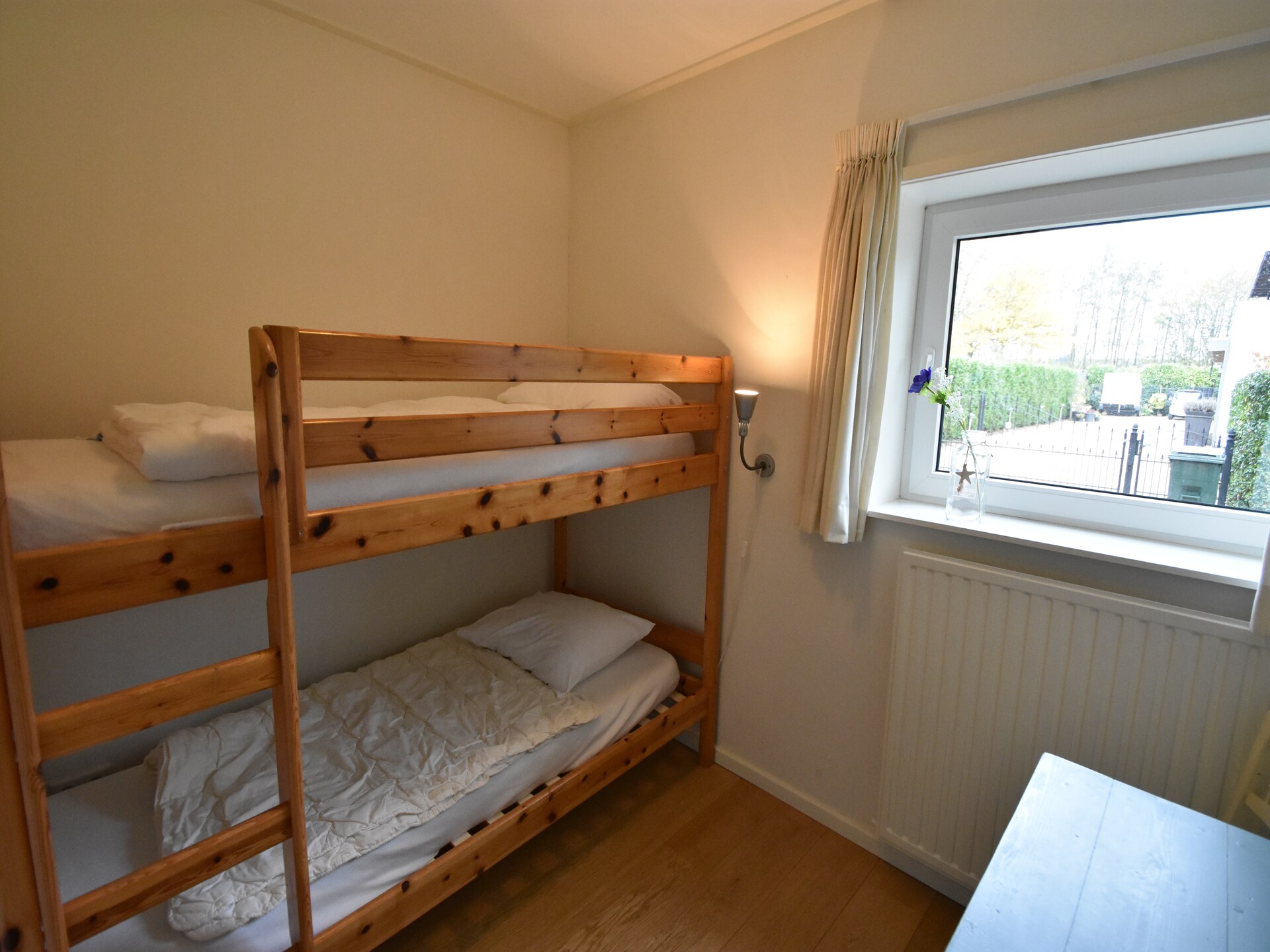Vrijstaande familiebungalow aan Veerse Meer met houtkachel en grote tuin - foto 19