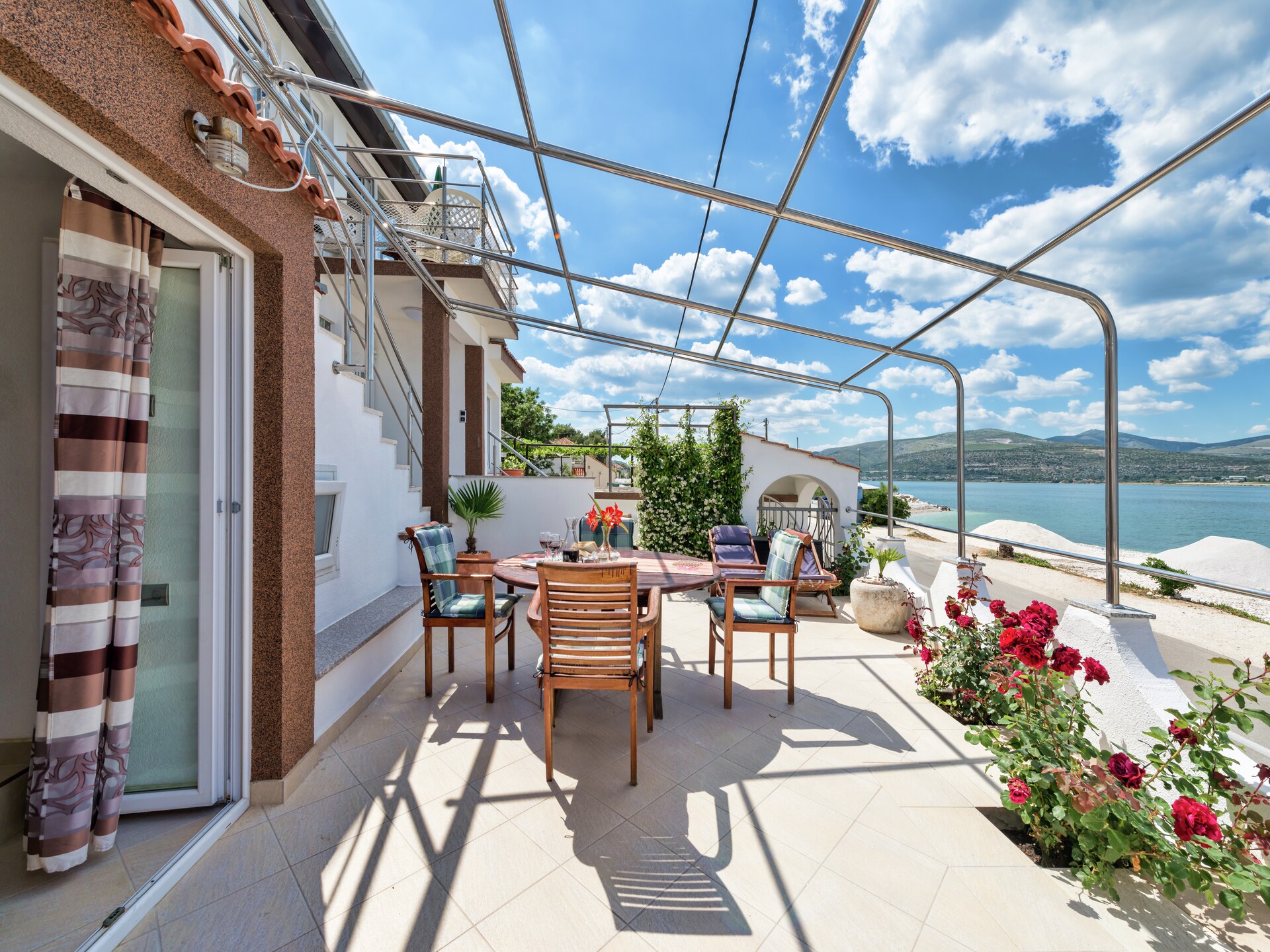 Vrijstaande villa Marin in Arbanija, op slechts 10 meter van het strand - foto 1