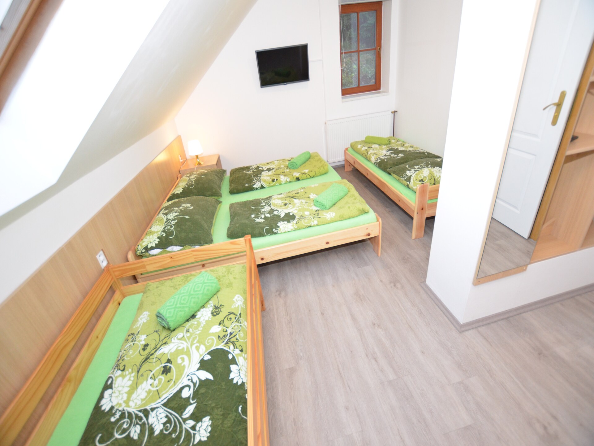 Villa Irena: Ruime huisdiervriendelijke villa aan bos en golfbaan in Turnov - foto 15