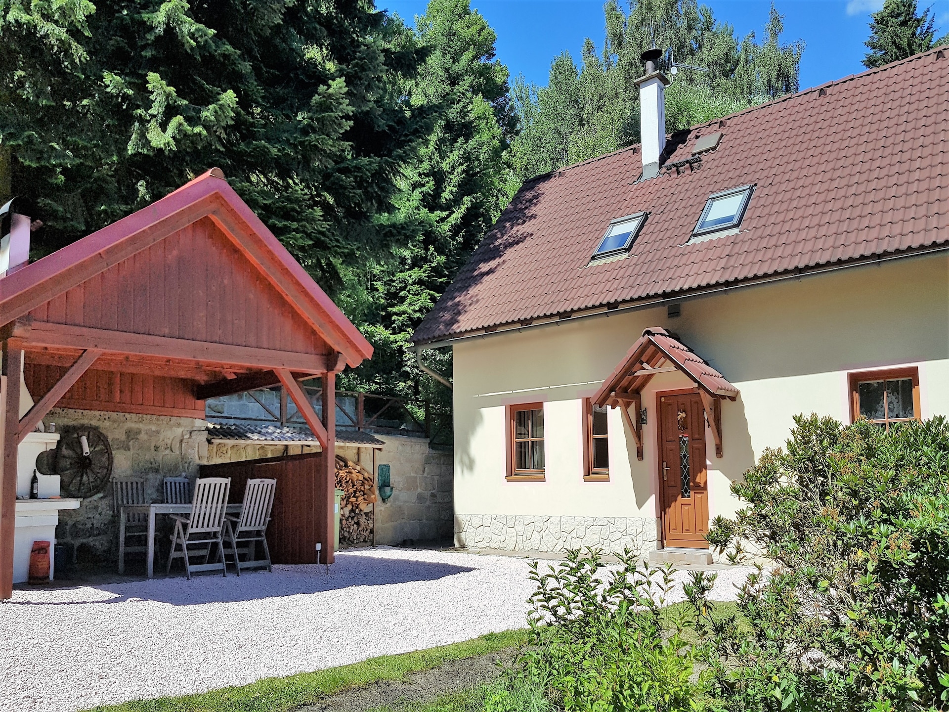 Villa Irena: Ruime huisdiervriendelijke villa aan bos en golfbaan in Turnov - foto 1