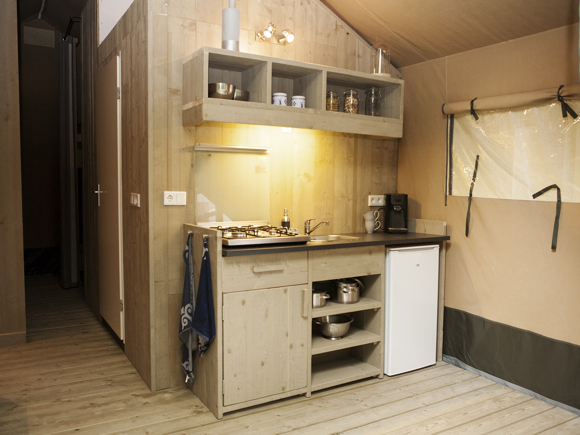 Luxe safaritent met keuken en badkamer op de Veluwe - foto 4