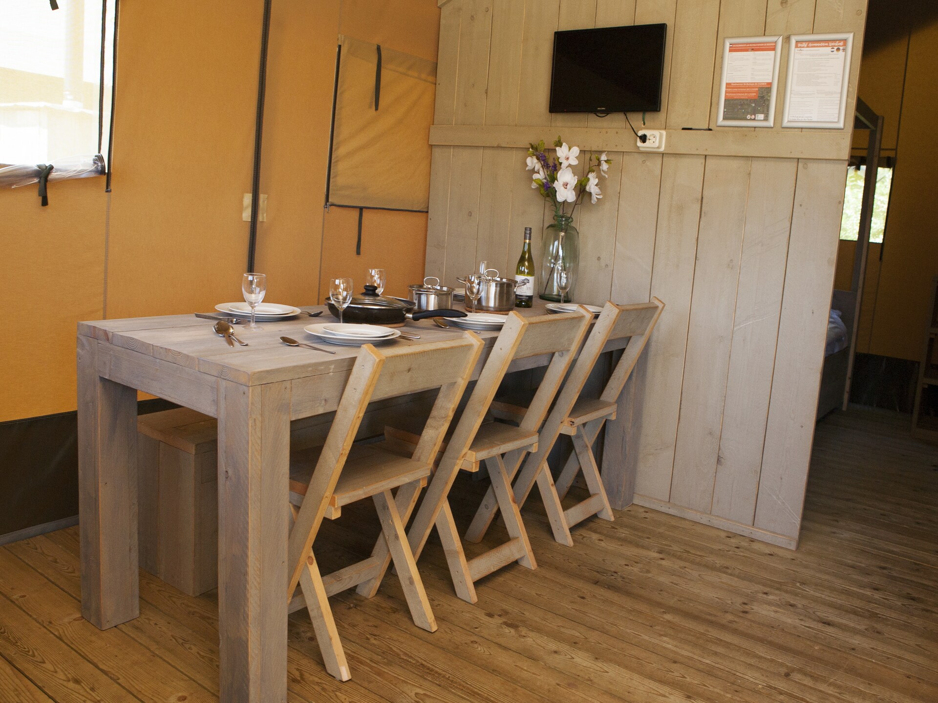 Luxe safaritent met keuken en badkamer op de Veluwe - foto 3