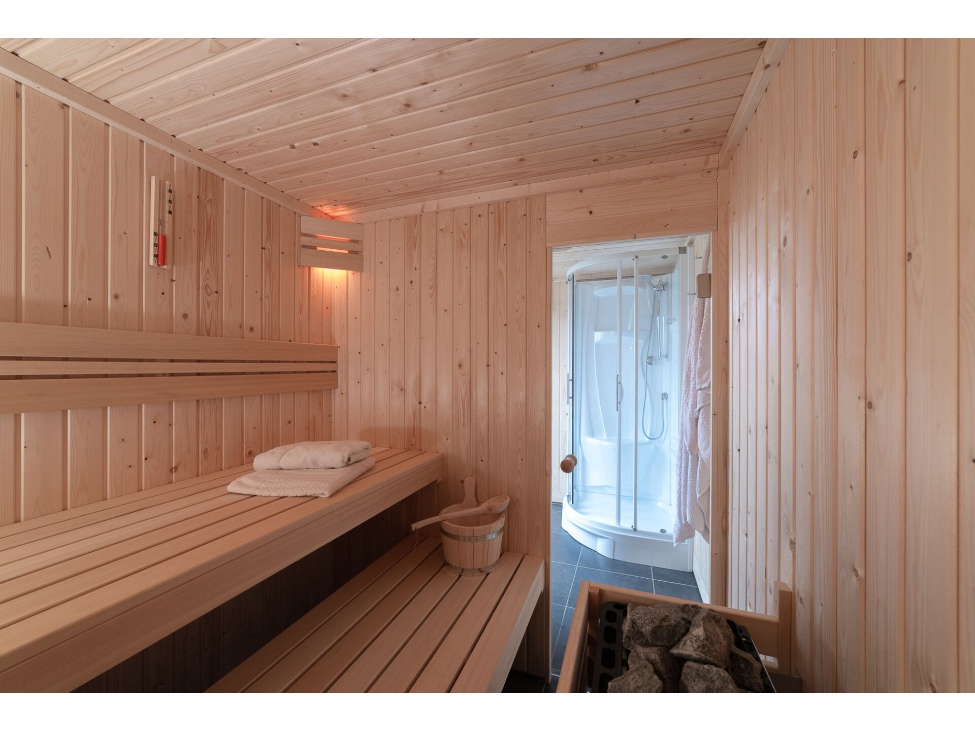 Wellnessvilla met jacuzzi op 100m van de Zeeuwse kust in Colijnsplaat - foto 7