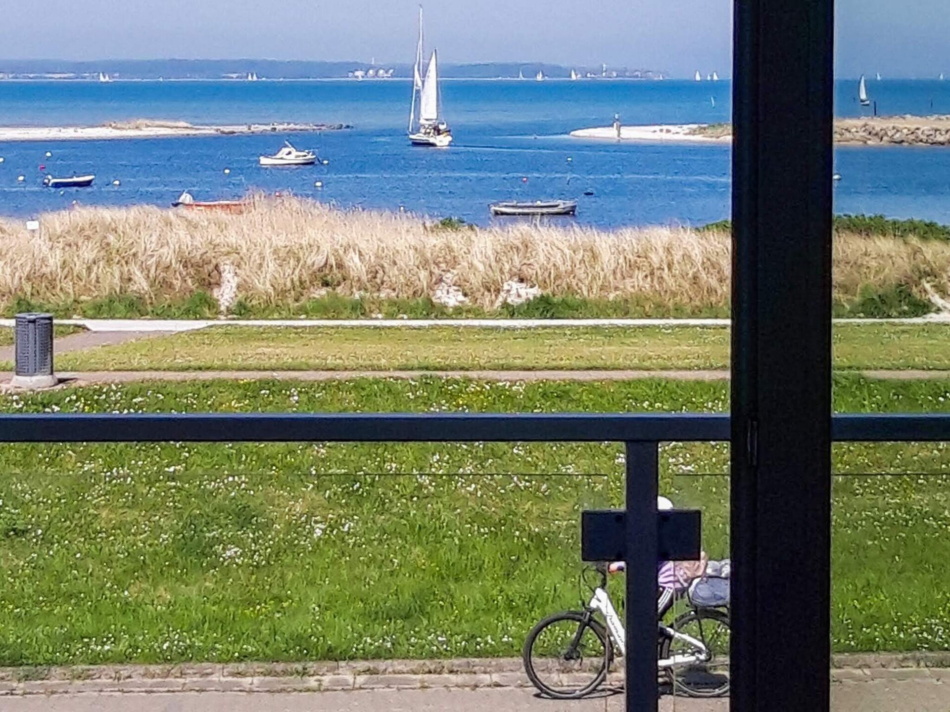 Aan zee: Modern vakantiehuis in Wendtorf met panoramiewen - foto 19