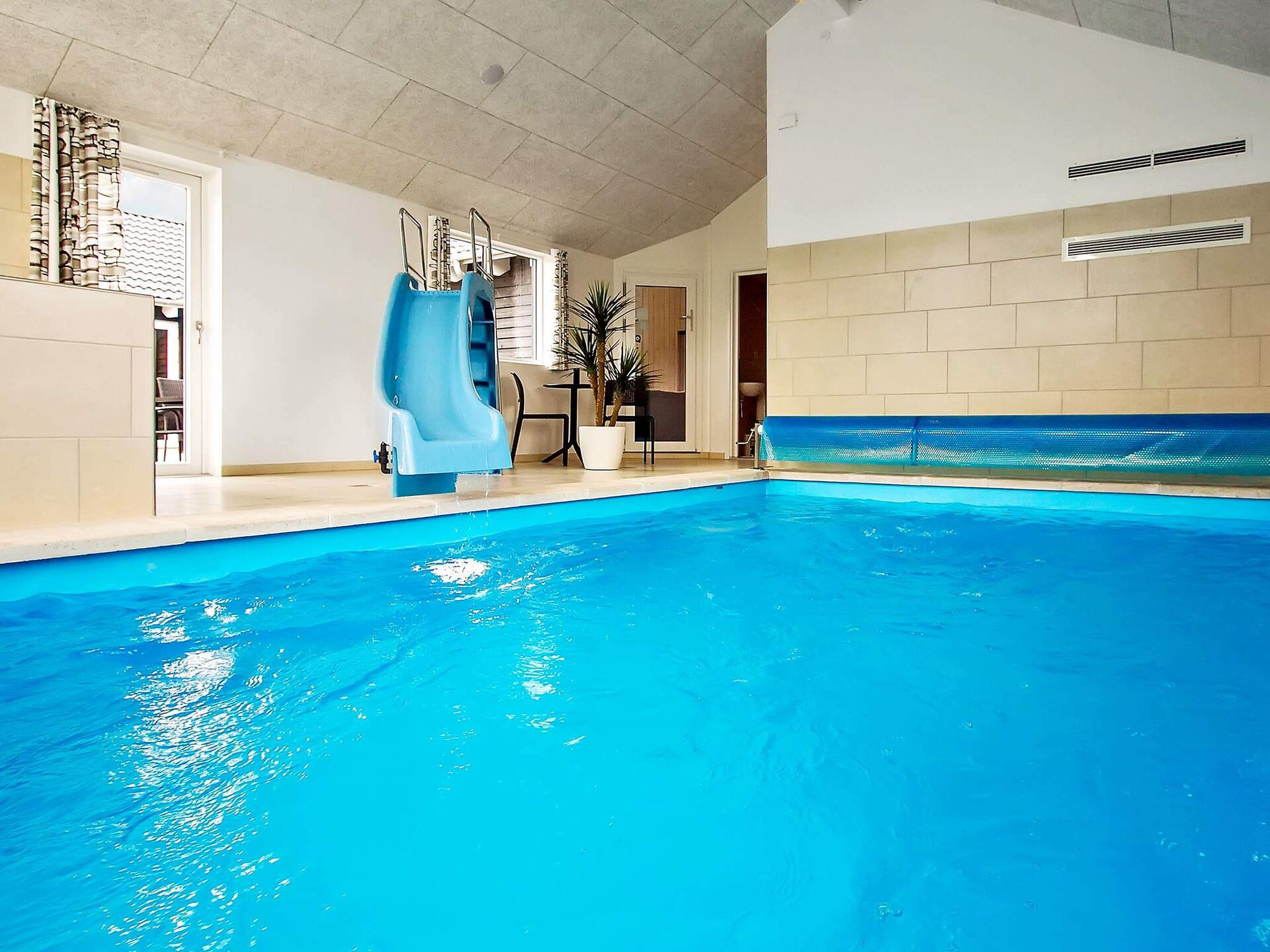 Op 950 m van zee: ruim vakantiehuis in Kappeln voor 20 personen · 267 m² - foto 5