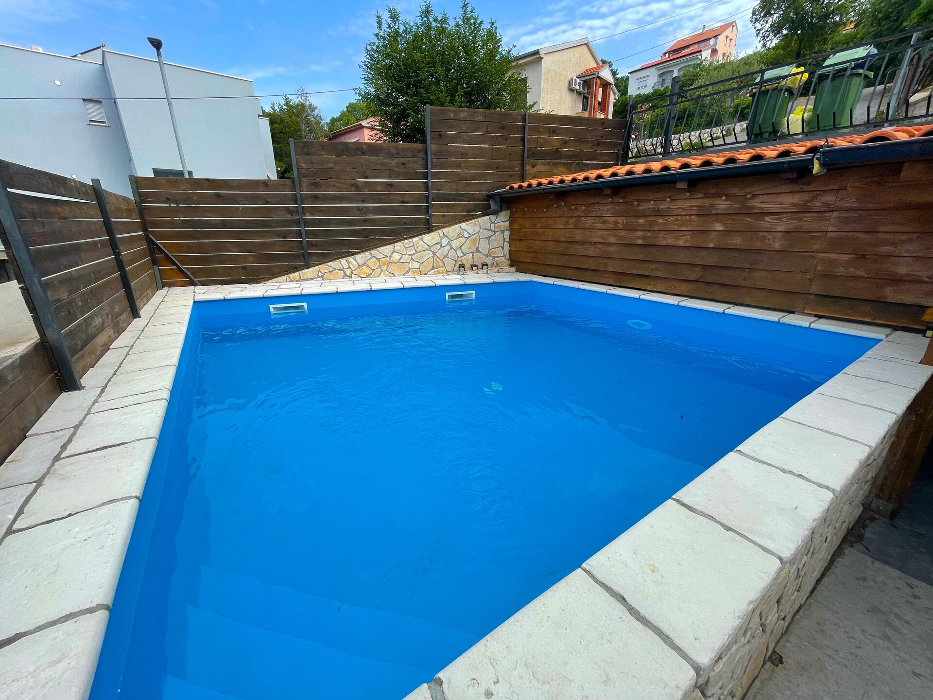 Ruim vakantiehuis met privézwembad, tuin en wifi op 900m van zee in Dramalj - foto 11