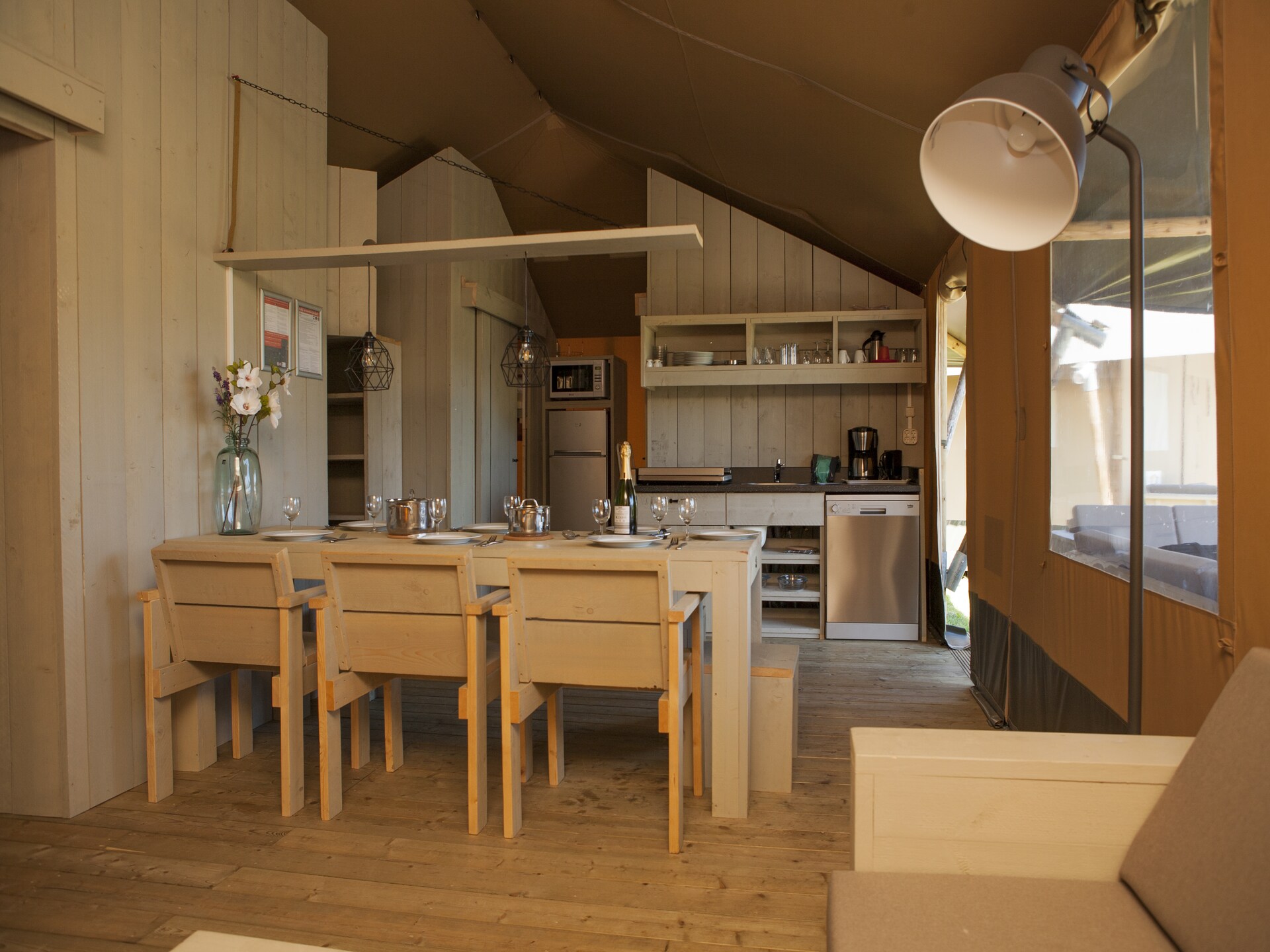 Safaritent voor 8 personen met eigen sanitair op Recreatiepark de Boshoek - foto 9