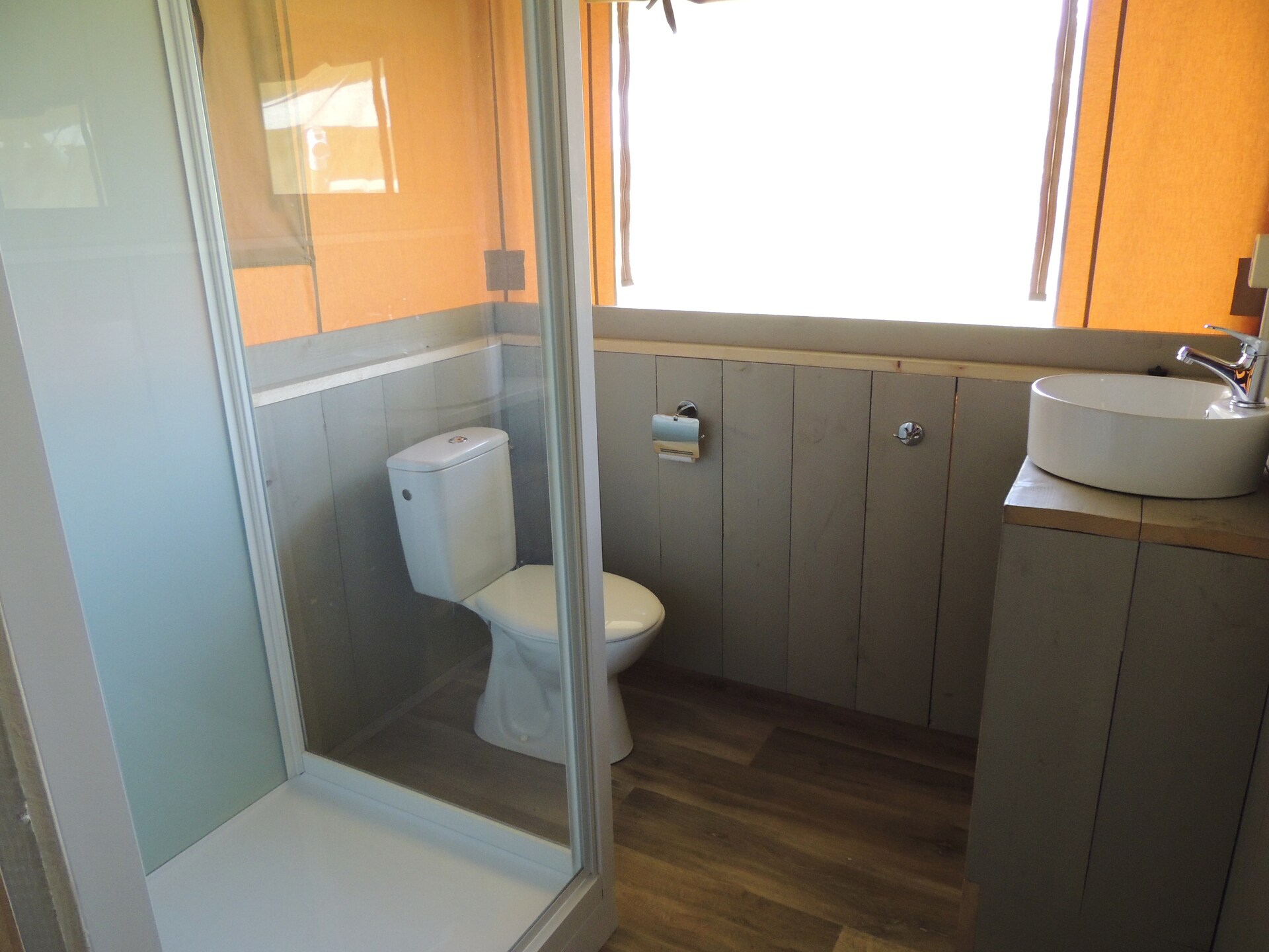 Safaritent voor 8 personen met eigen sanitair op Recreatiepark de Boshoek - foto 13