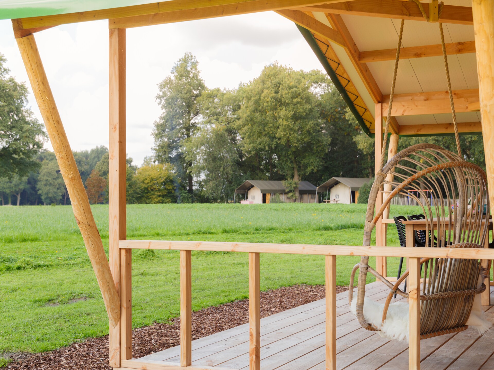 Luxe glamping tent op rustiek vakantiepark in het Overijsselse Buurse - foto 17