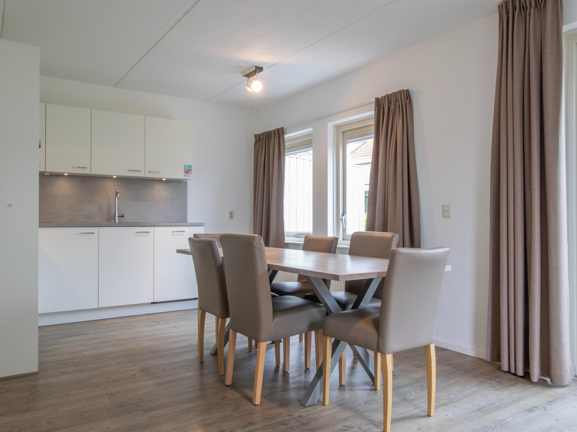 Moderne 6-persoonsbungalow op Vakantiepark Soeten Haert in Renesse - foto 6